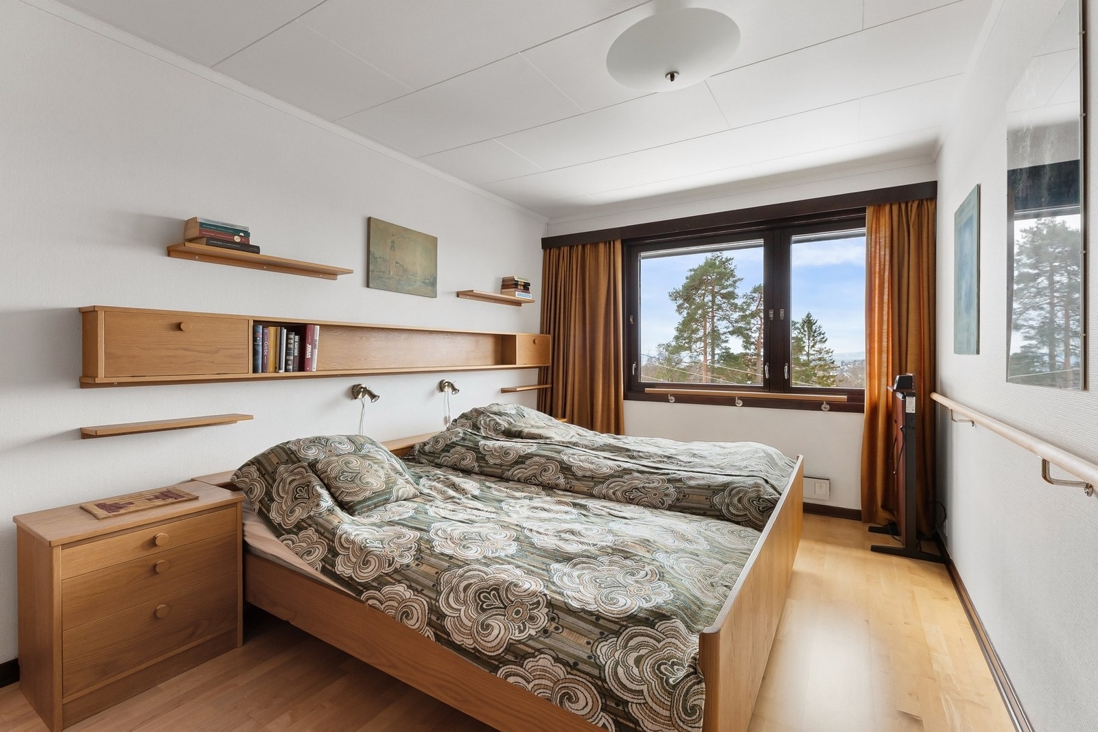 Hovedsoverom med spesialbygd soveromsmøblement. Galleribilde