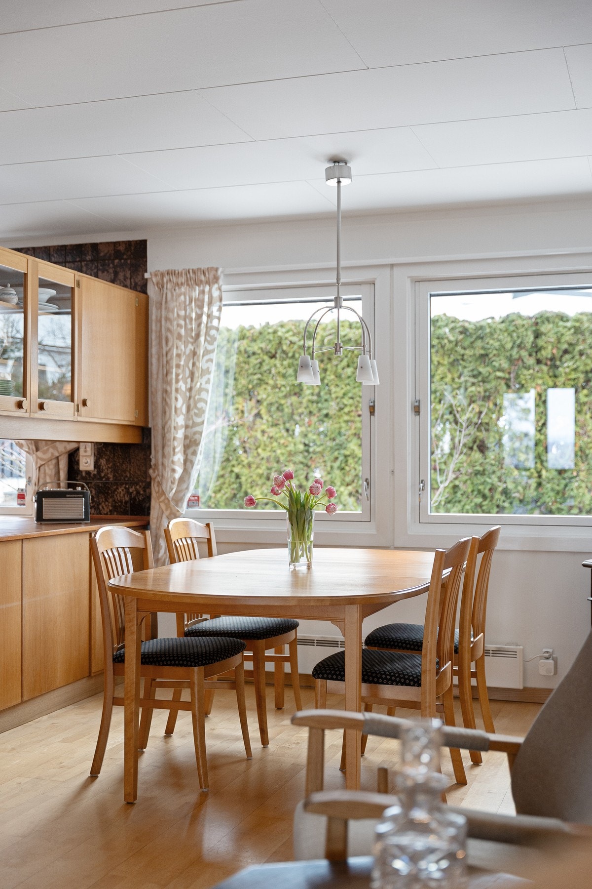 Spisestue med store vindusflater. Galleribilde