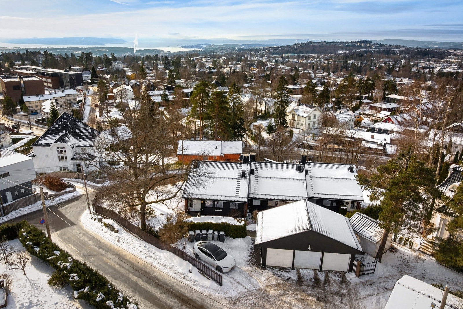 Området er veletablert, og ulike servicetilbud, skoler, barnehager, idrettsanlegg samt Nordmarka ligger innen kort gangavstand. Galleribilde