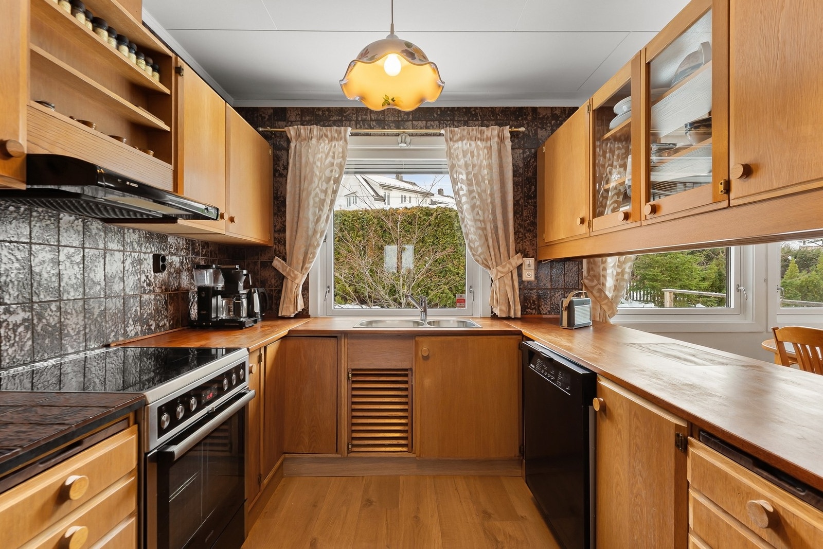 Originalt kjøkken i eik/finer. Galleribilde