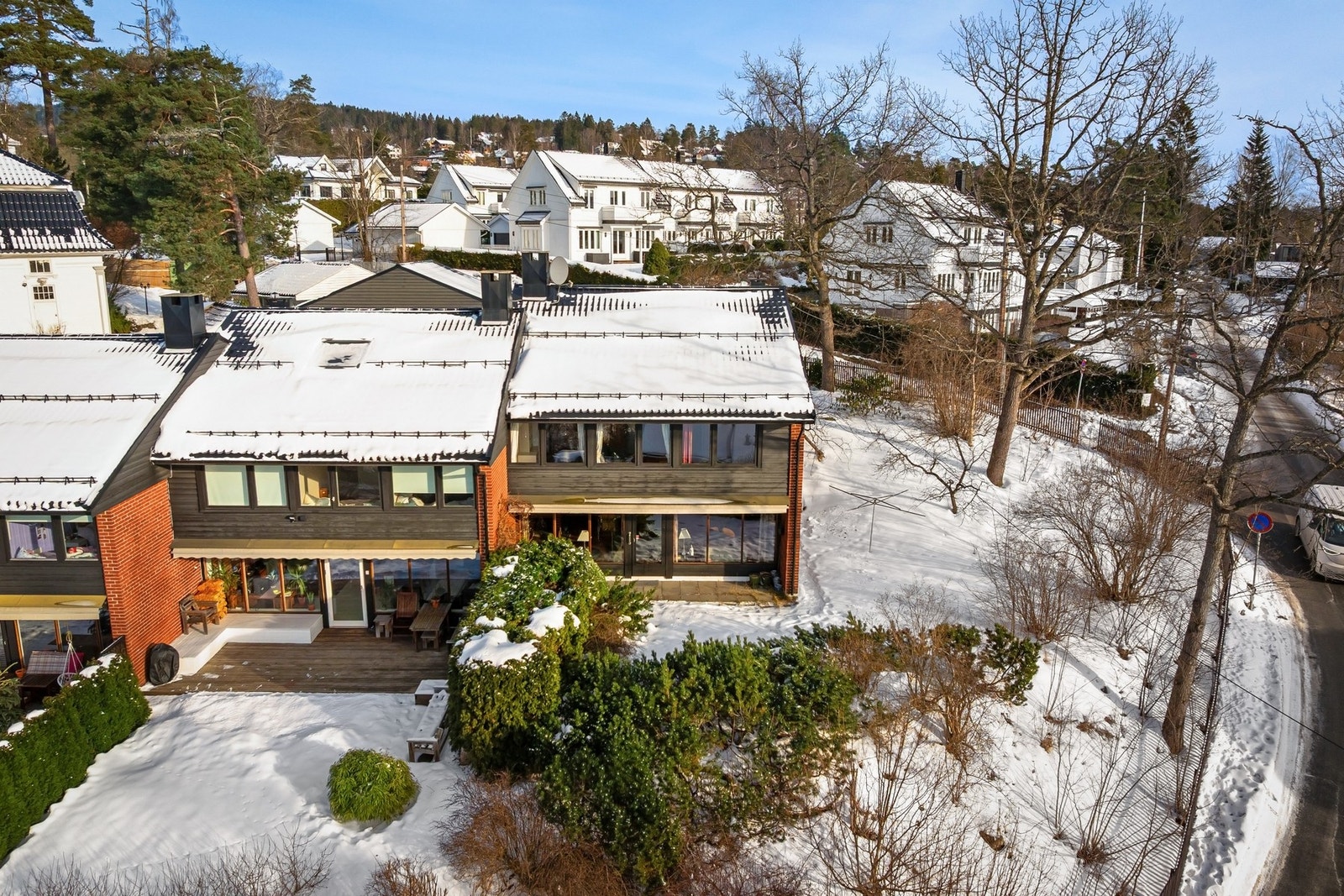 Sentral beliggenhet mellom Slemdal skole, Heming banen og Frognerseter T-bane. Galleribilde
