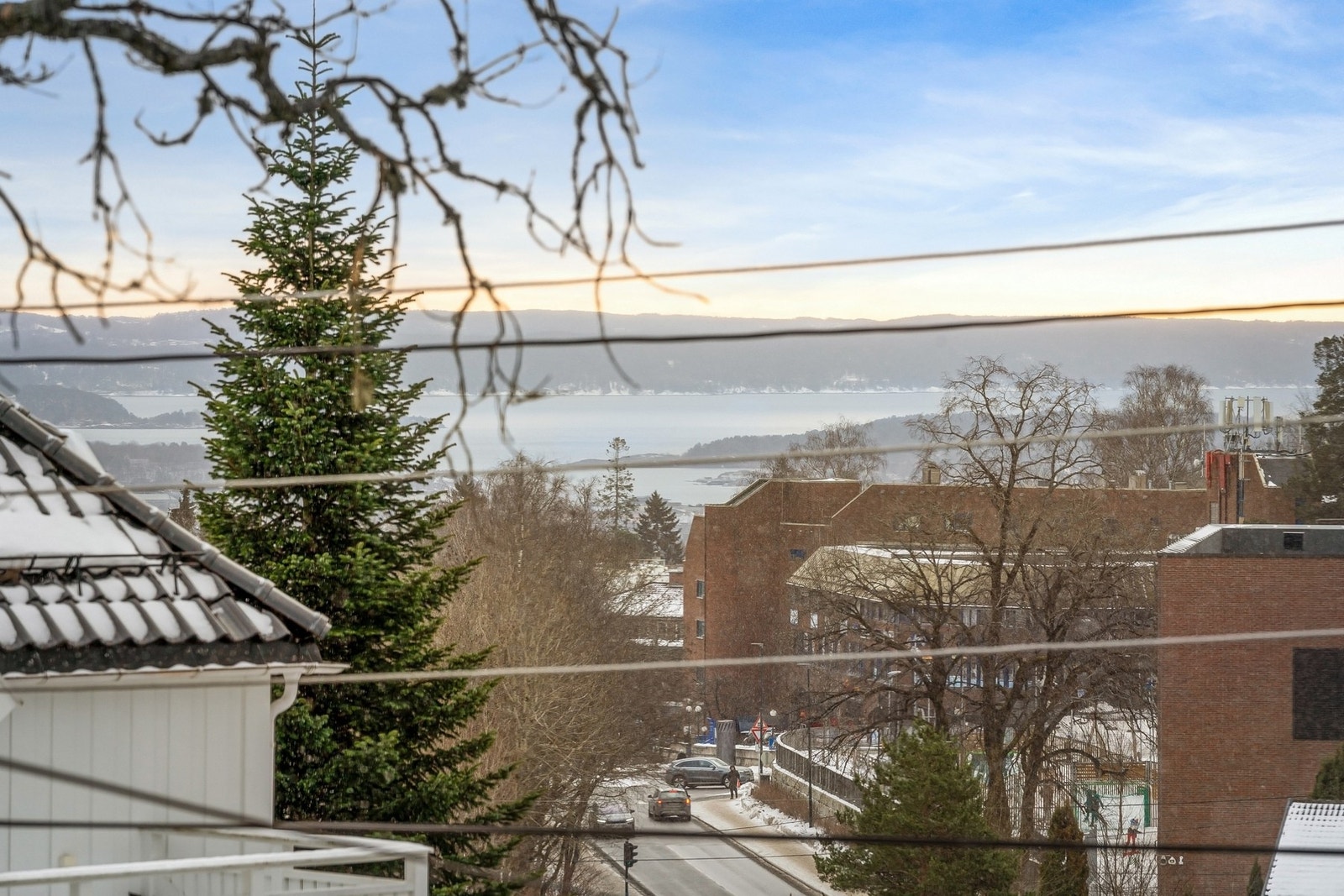 Fine siktlinjer helt ned mot sjøen fra både hagen og innvendig i huset. Galleribilde