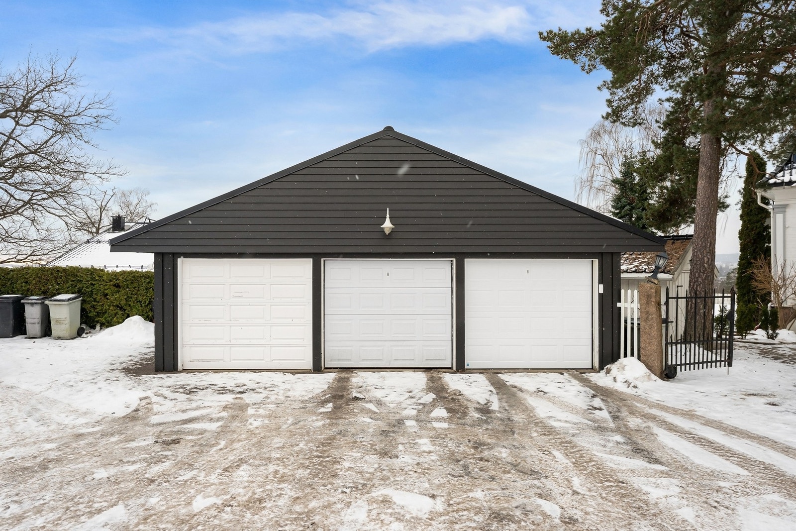 Det medfølger en garasjeplass på 15 kvm. I tillegg felles biloppstillingsplasser. Galleribilde