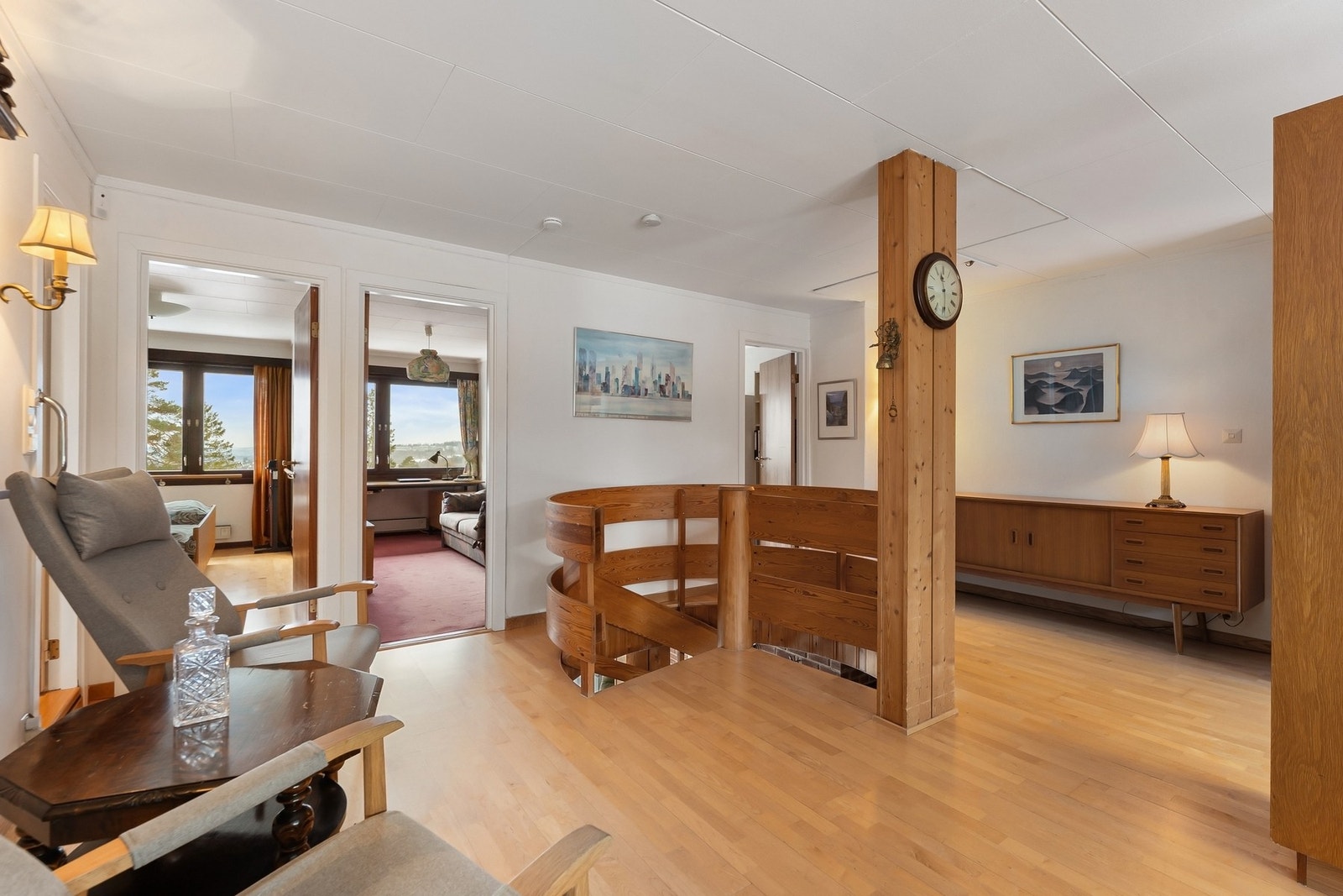 I denne etasjen er det inngang til tre gode soverom samt moderne baderom. Galleribilde