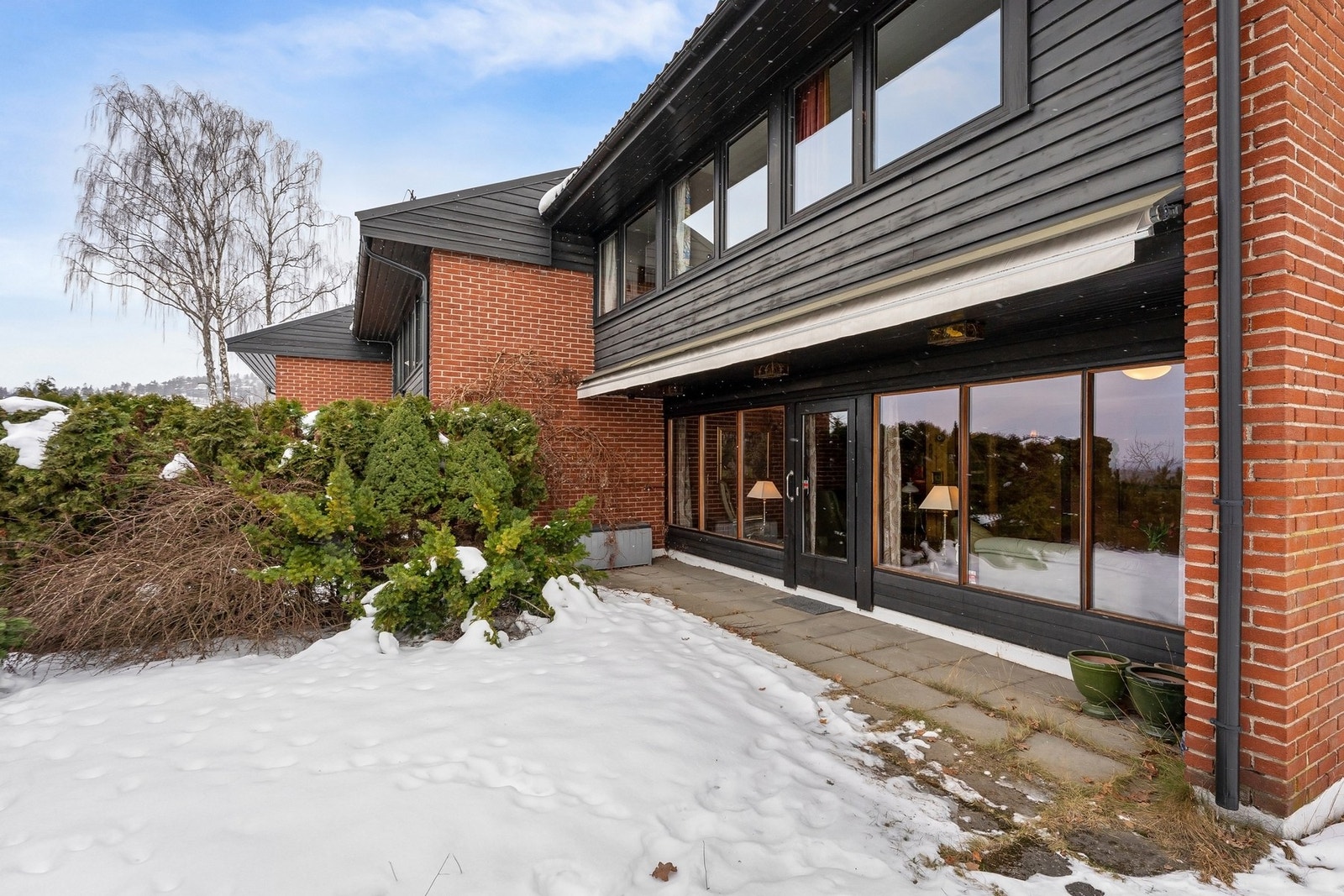 Boligen ligger fint til i rolige omgivelser, med fuglekvitter fra hagen som en naturlig del av omgivelsene. Galleribilde