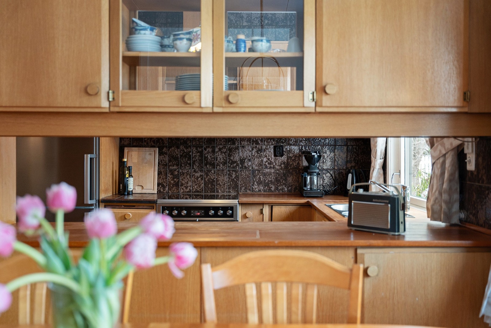 Originalt kjøkken fremstår godt bevart. Kjøkkenet har godt med skap- og benkeplass. Galleribilde