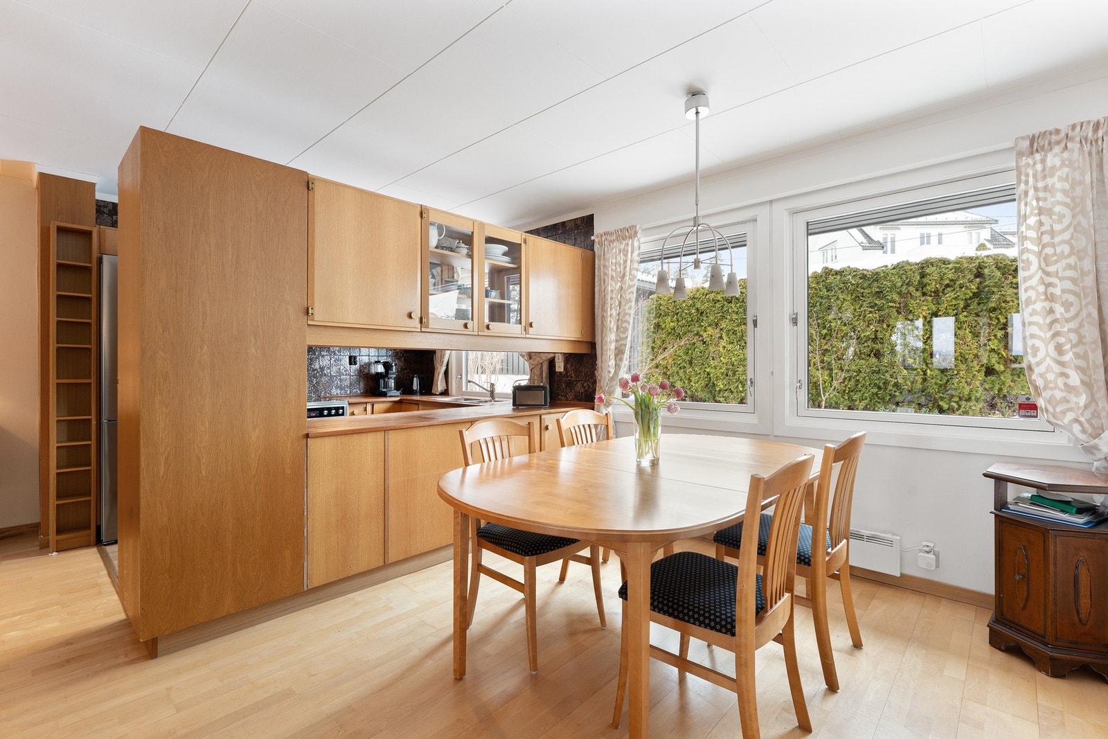 Delvis åpen stue- og kjøkkenløsning med god plass til spisebord. Galleribilde