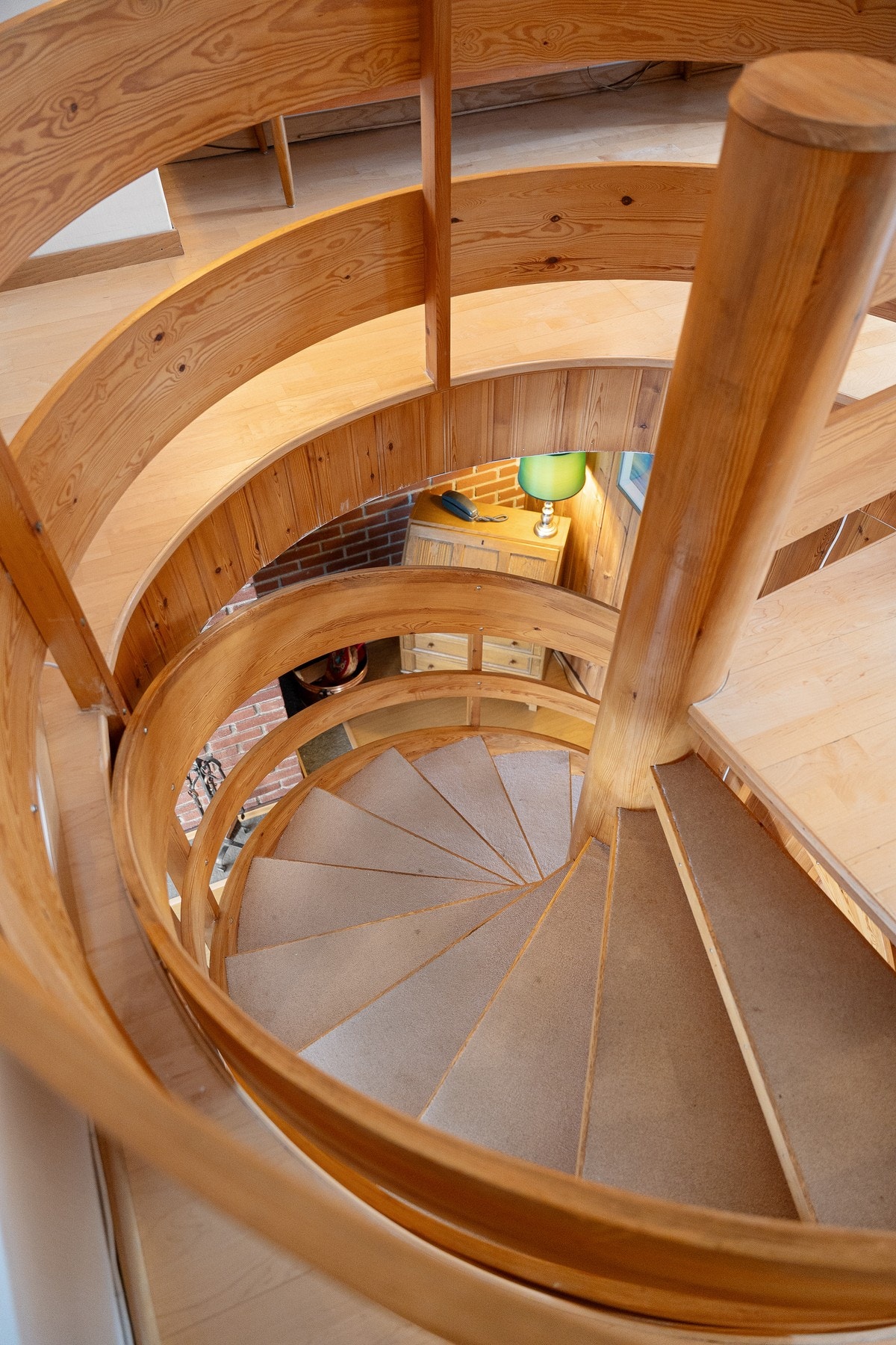 Originale 1974 arkitektoniske detaljer som vindeltrapp i furu Galleribilde