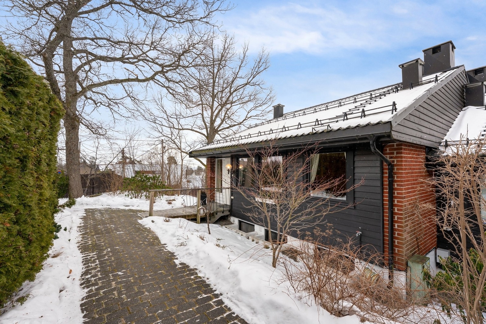 Kjedet enebolig i funkisstil med svært god beliggenhet på enden. Fine grøntområder foran huset og morgensol. Galleribilde