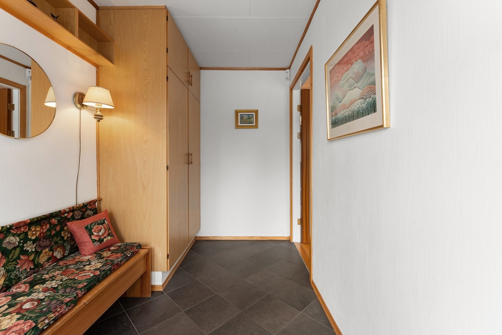 Hyggelig entré i 1.etasjen med god plass og flislagt gulv med varmekabler. Galleribilde