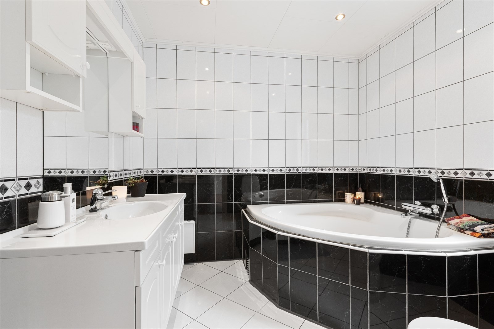 Baderommet i øverste etasje, innredet med toalett, badekar og baderomsservant! Galleribilde