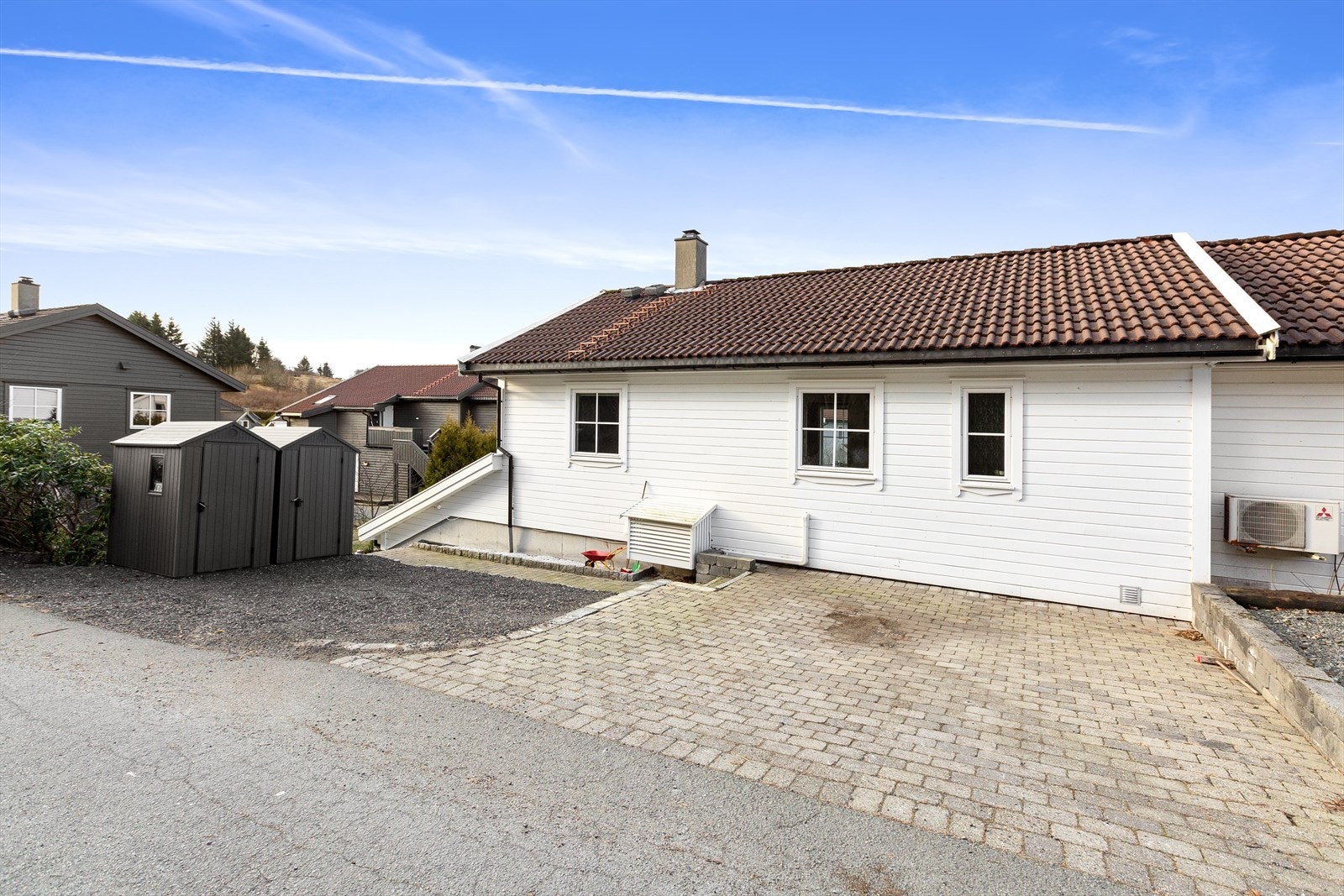 God parkeringsplass på oppsiden av eneboligen. Galleribilde