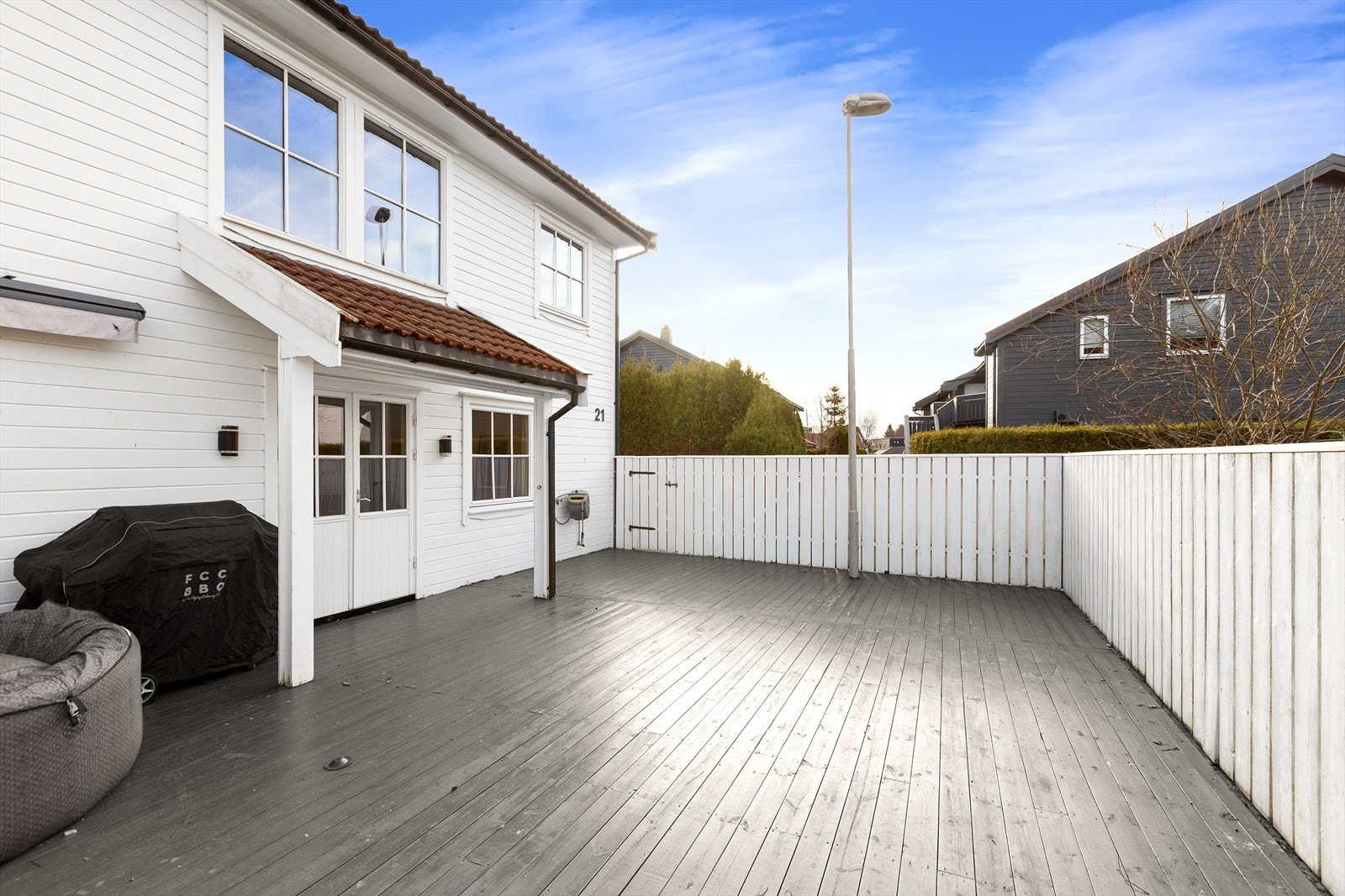 Fra stuen er det utgang til uteplassen, skjermet uteplass, hvor en kan nyte fine dager. Galleribilde