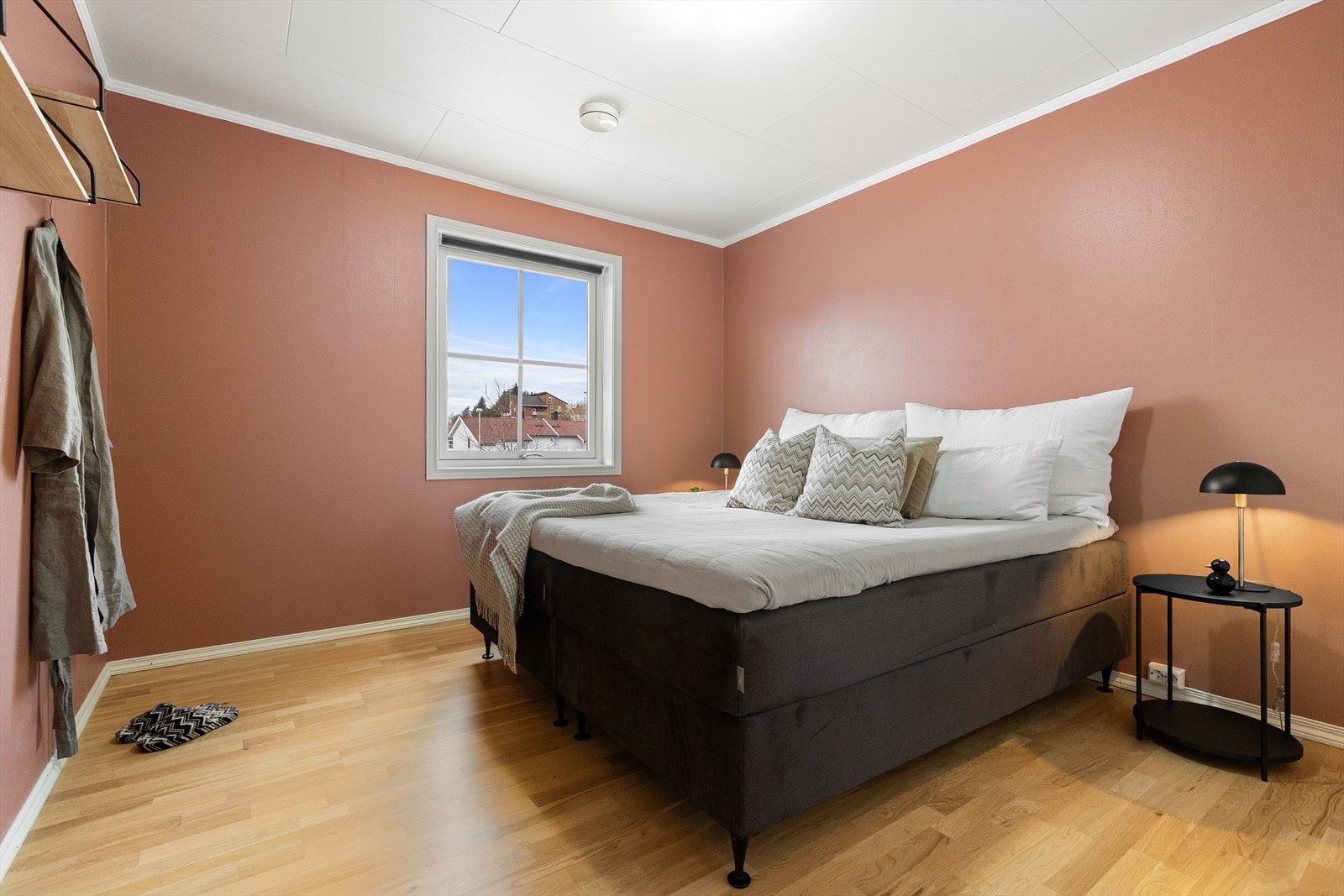 Videre opp til øverste etasje, hovedsoverommet med garderobe. Galleribilde