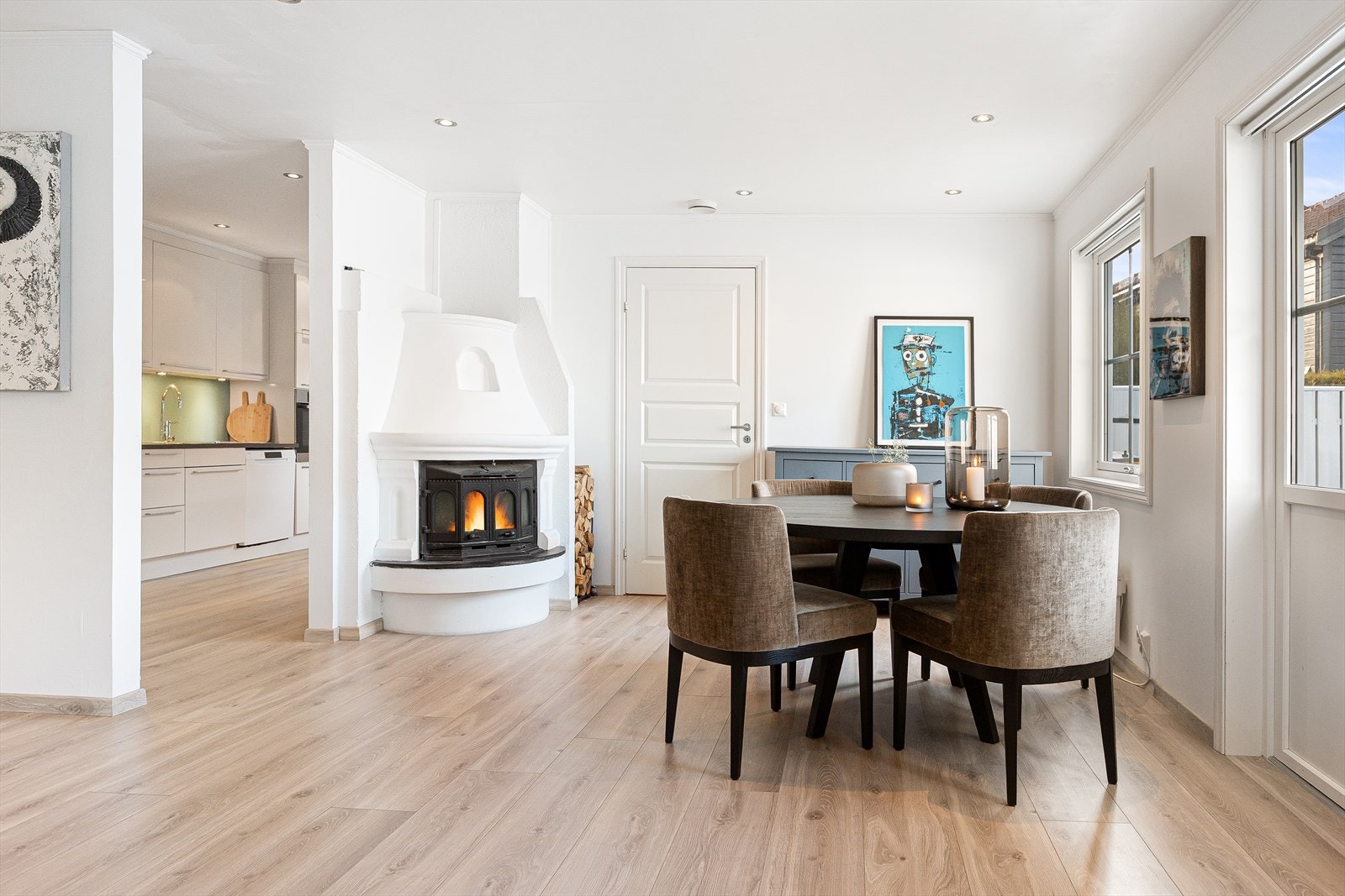 Vedovn som gir god varme til boligen, samt varmepumpe. Galleribilde