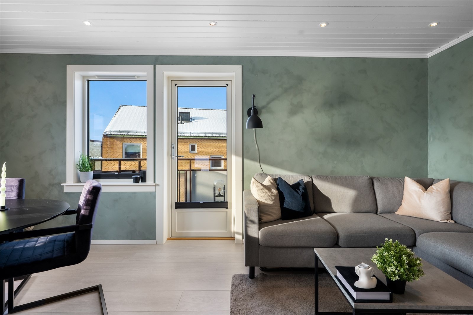 Stuen er et sentralt rom i leiligheten, med direkte utgang til balkongen gjennom en malt tredør. Galleribilde