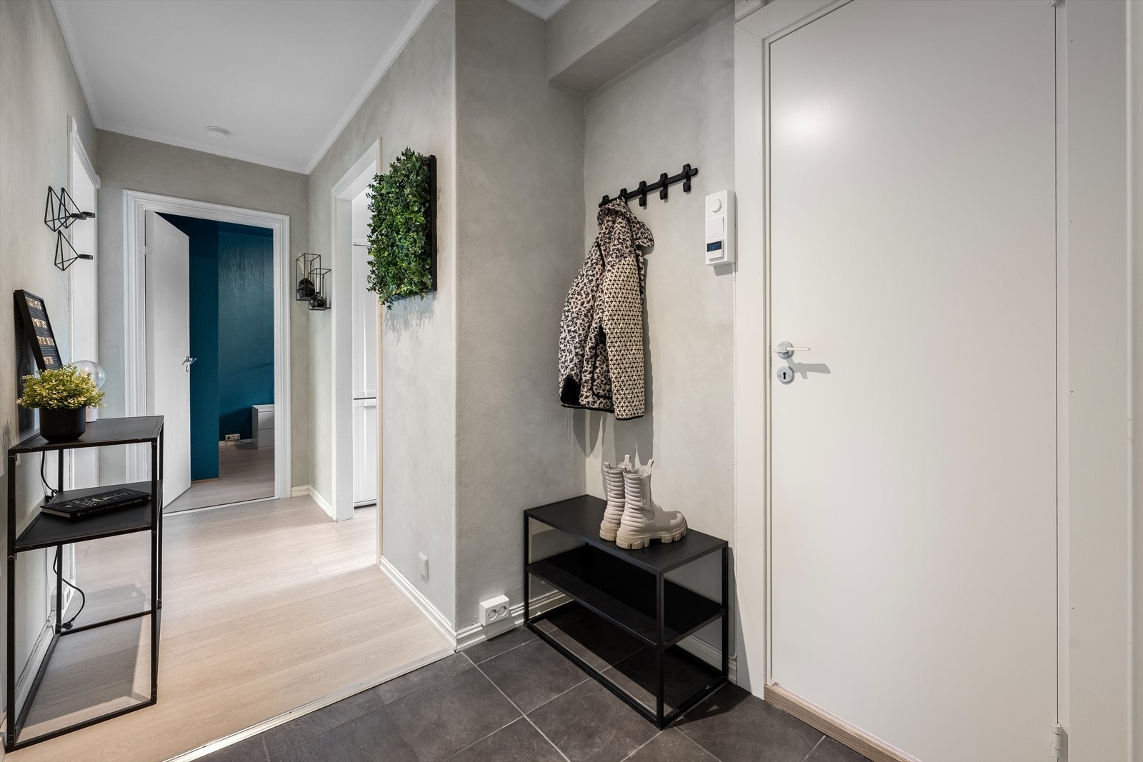 Velkommen inn i en innbydende entré. To boder på loft og i kjeller gir rikelig med lagringsplass. Galleribilde