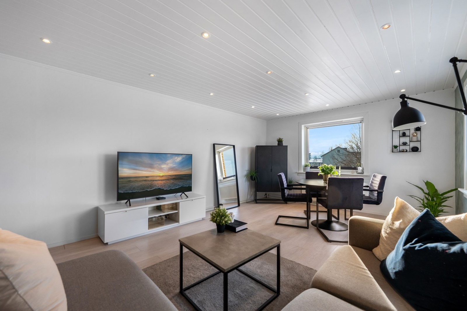 Himlingen har panel og malte flater, som komplementerer de øvrige overflatene i rommet. Galleribilde