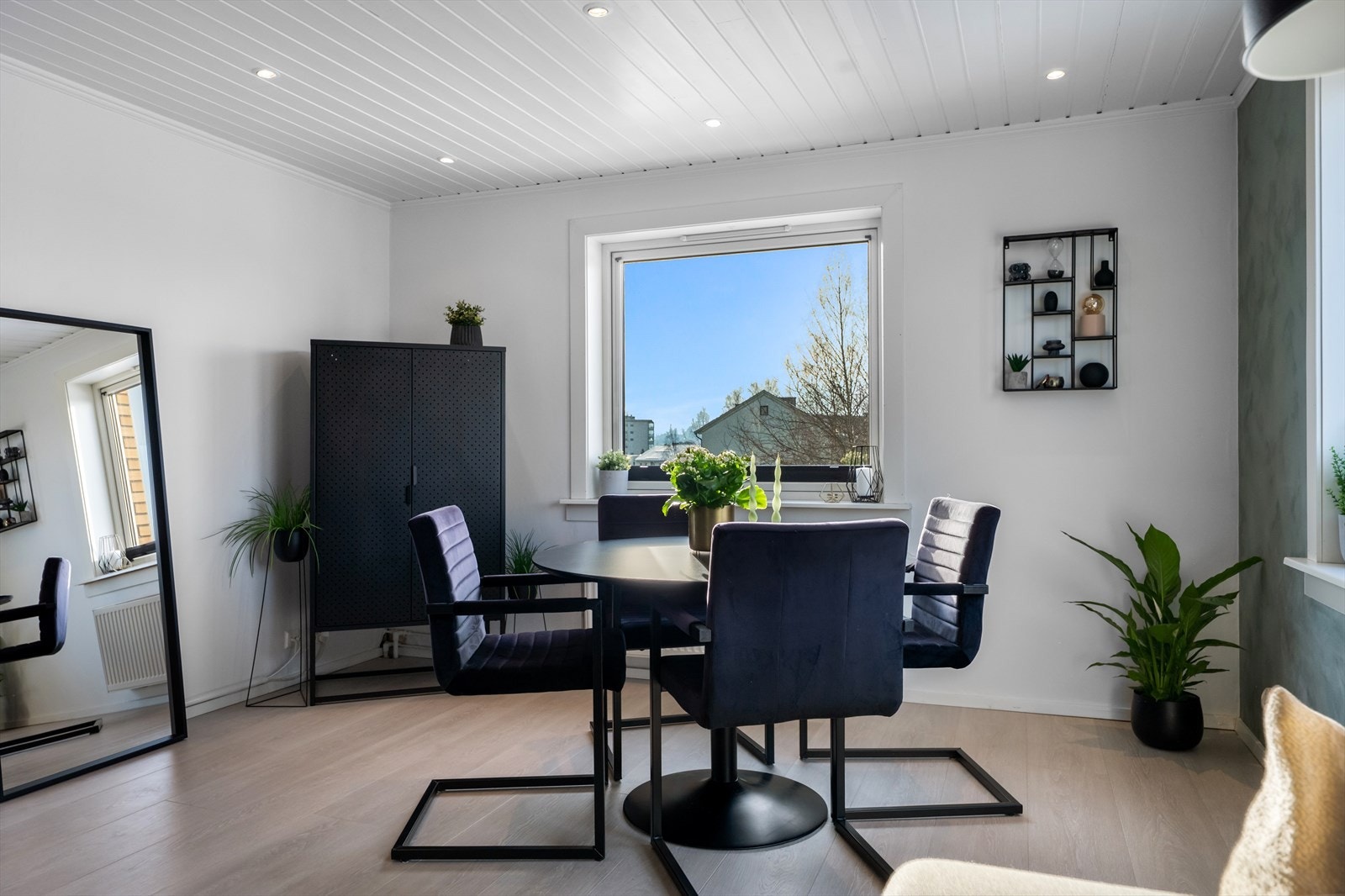 Gulvet i leiligheten ble lagt nytt i 2019 og gir et helhetlig og moderne preg. Galleribilde