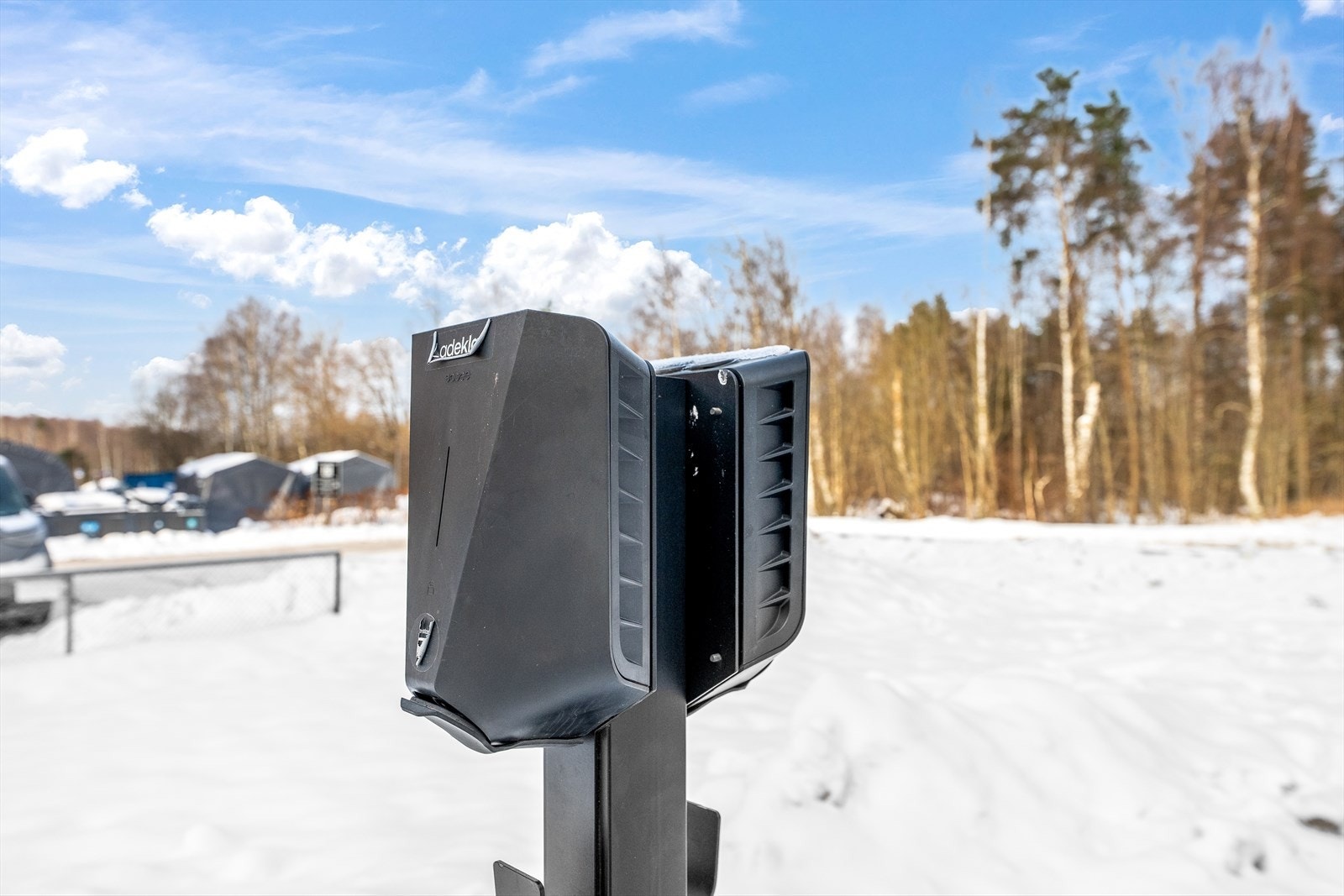 Borettslaget har tilrettelagt for elbillading, som forenkler en elektrisk bilhverdag. Galleribilde