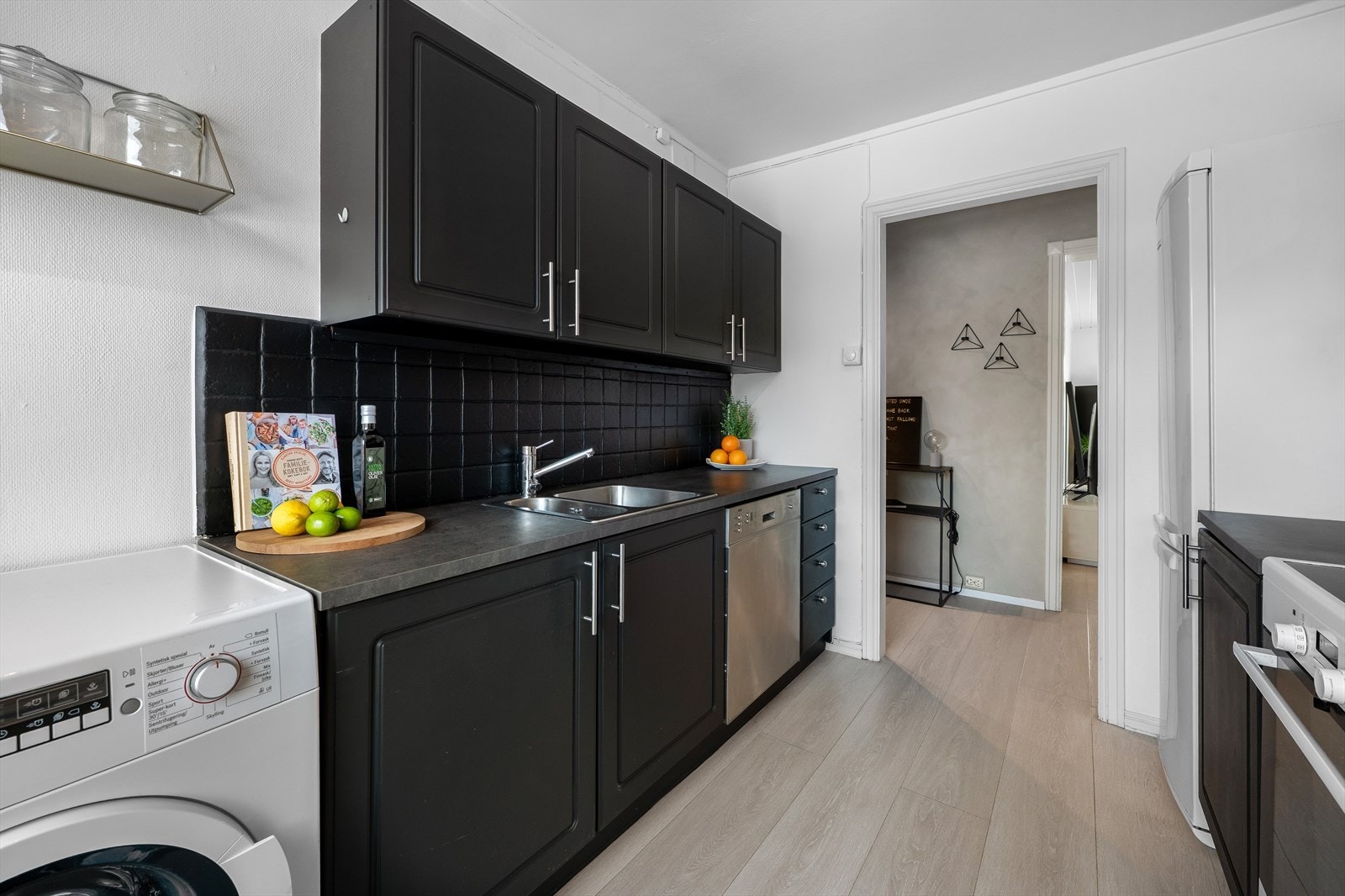 Det er praktisk opplegg for vaskemaskin på kjøkkenet. Alle hvitevarer medfølger. Galleribilde