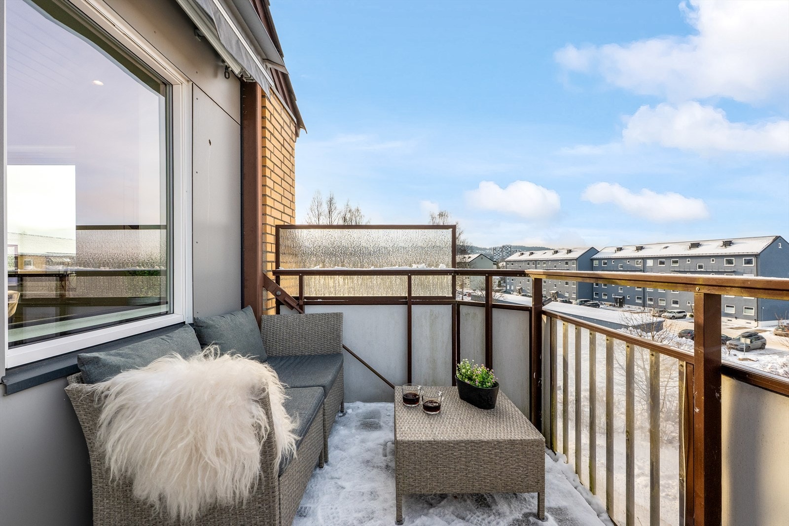 Den solrike balkongen på 6 m² har god plass til en sittegruppe og vender ut mot et rolig parkområde. Galleribilde