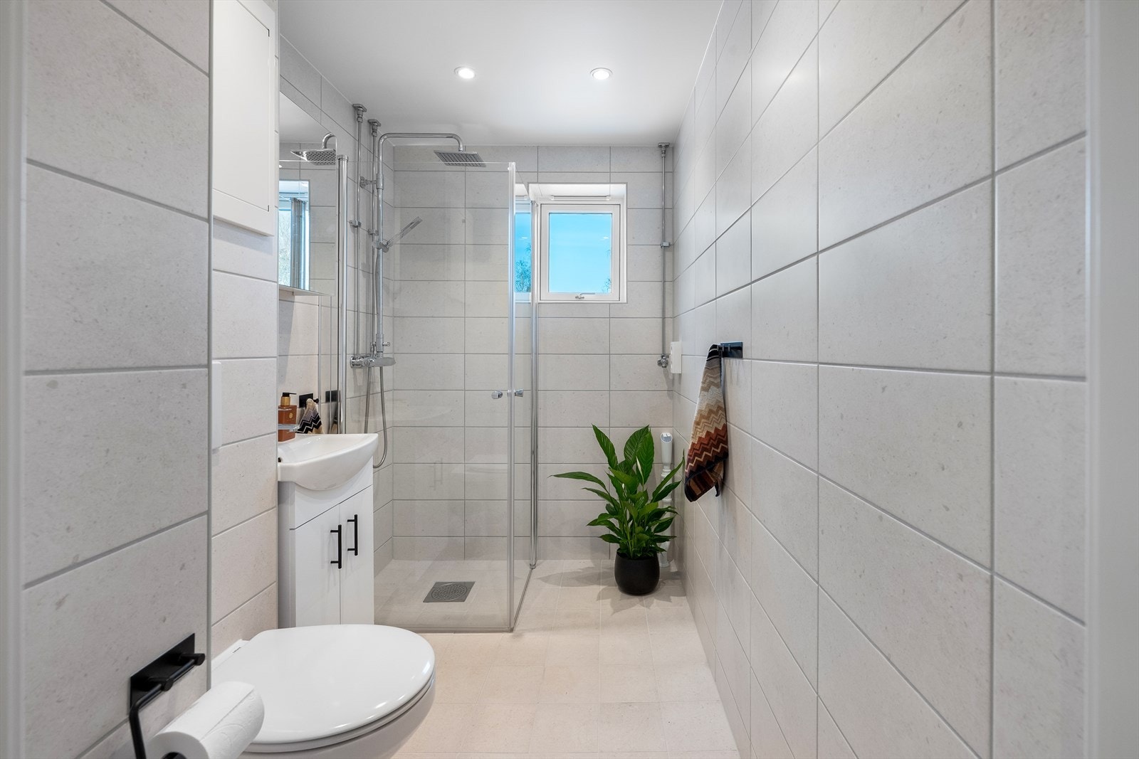 Badet ble renovert i 2025, med nye rør, fliser og elektrisk gulvvarme for økt komfort. Galleribilde