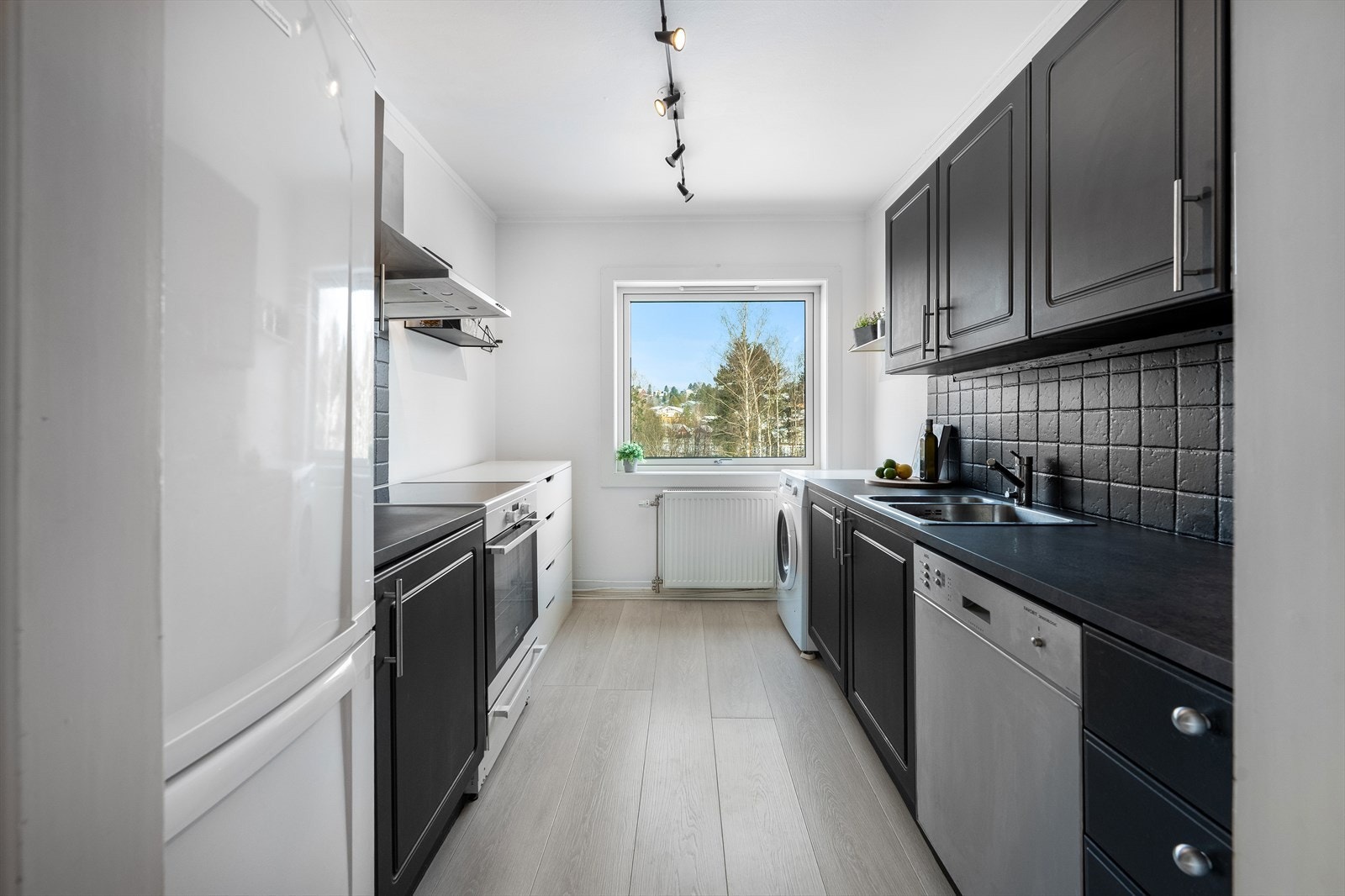 Vinduet på kjøkkenet gir godt med arbeidslys. Hele leiligheten fikk nye vinduer i 2019. Galleribilde