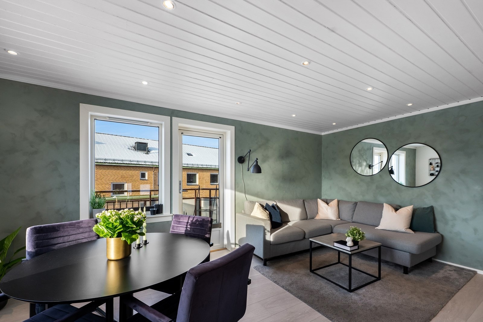 DNB Eiendom v/ Malin Bruer ønsker velkommen til denne lyse og pene hjørneleiligheten, en toppleilighet med en åpen og sosial atmosfære. Galleribilde