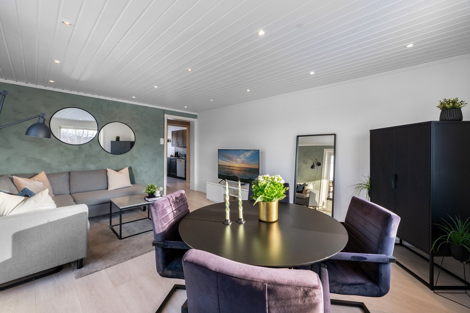 Rommet oppvarmes av vannbåren varme via radiator, som er inkludert i felleskostnadene. Galleribilde