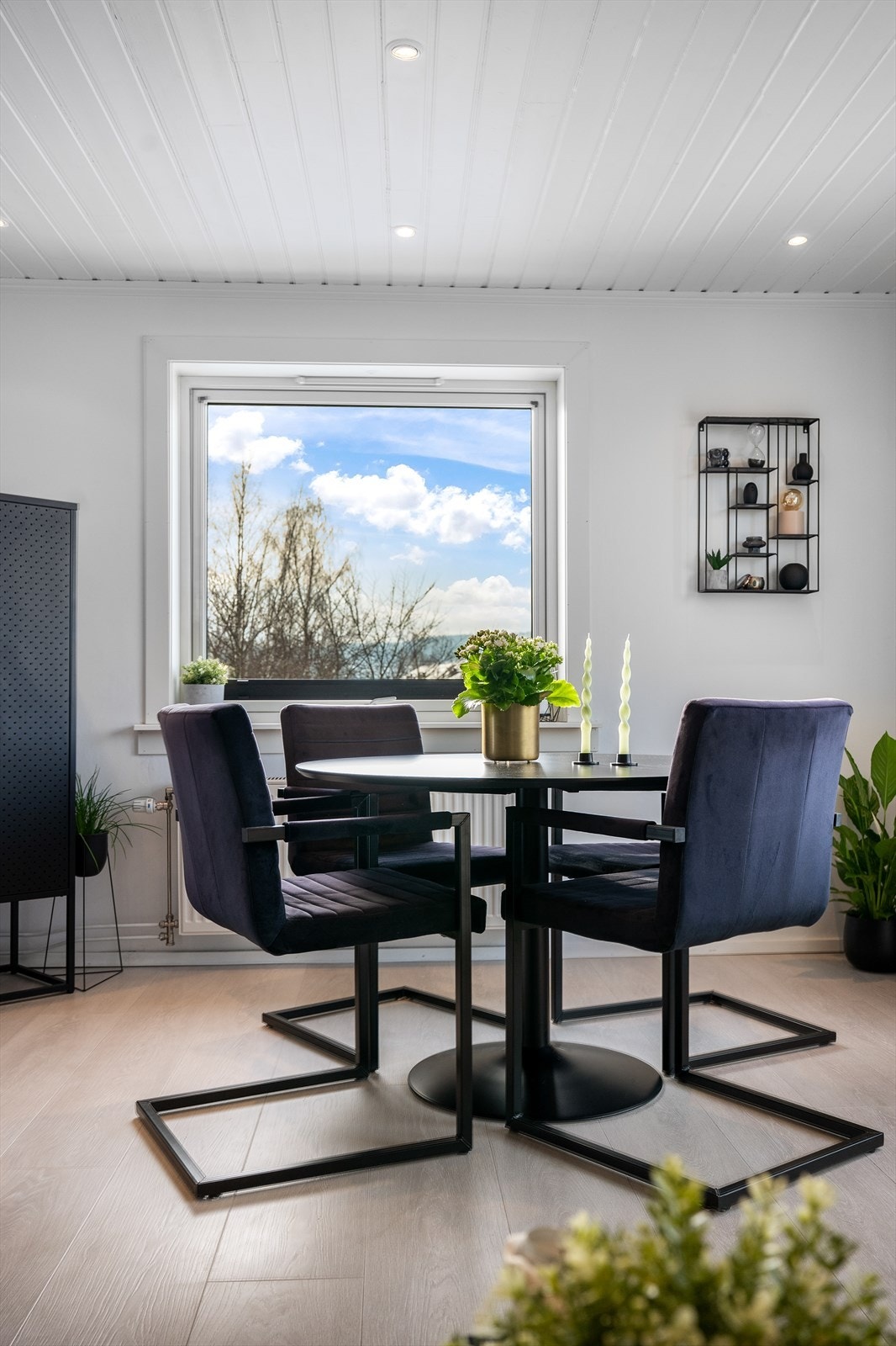 De store vindusflatene og hjørnebeliggenheten sørger for rikelig med naturlig lys. Galleribilde