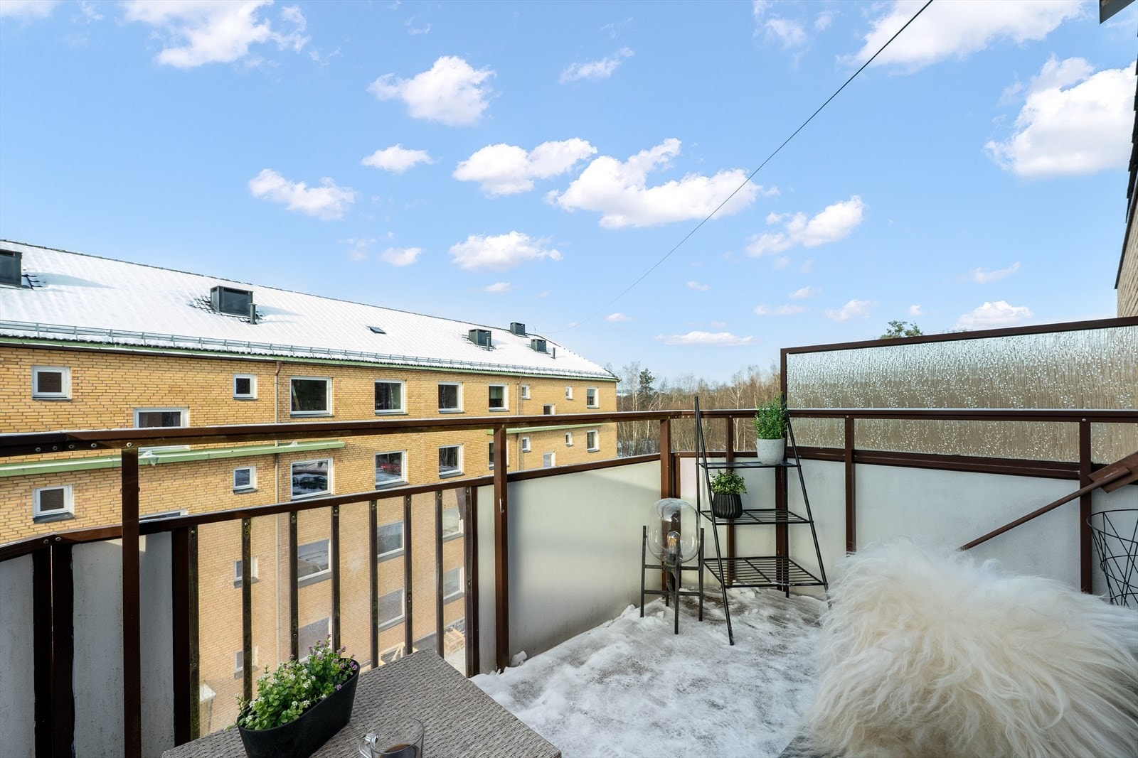 Rekkverket med aluramme og platefronter gir en god avskjerming. Galleribilde