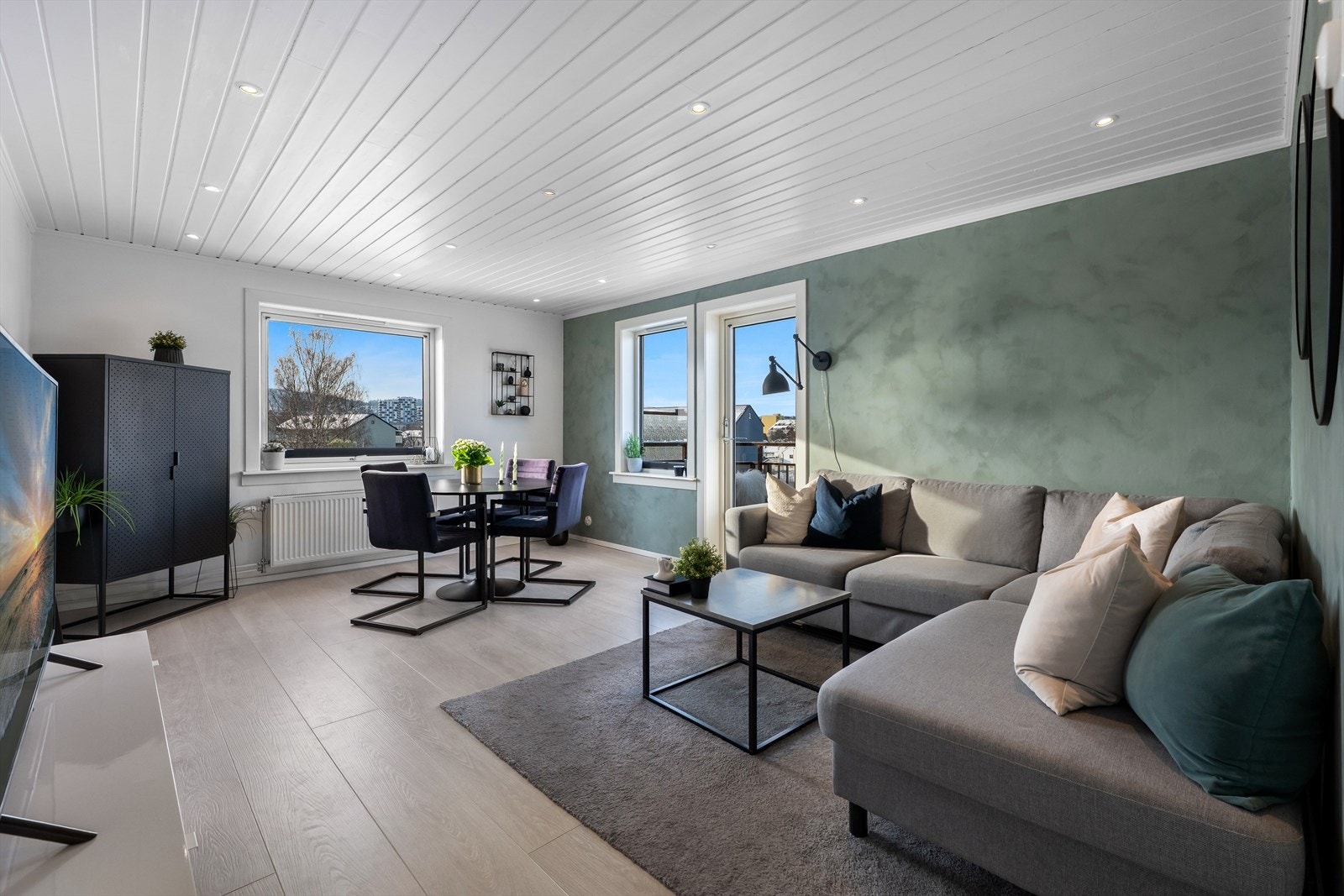 Stuen på nesten 20 m² gir fleksibilitet for møblering av både sittegruppe og spiseplass. Galleribilde