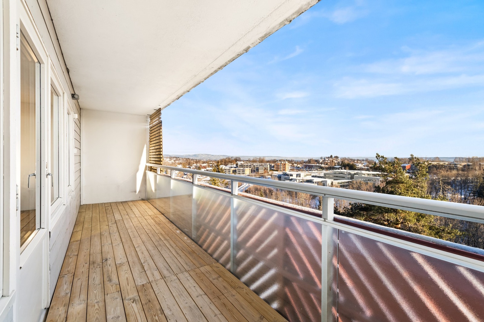 Fra stuen er det direkte utgang til østvendt balkong. Cirka 10 kvm stor. Galleribilde