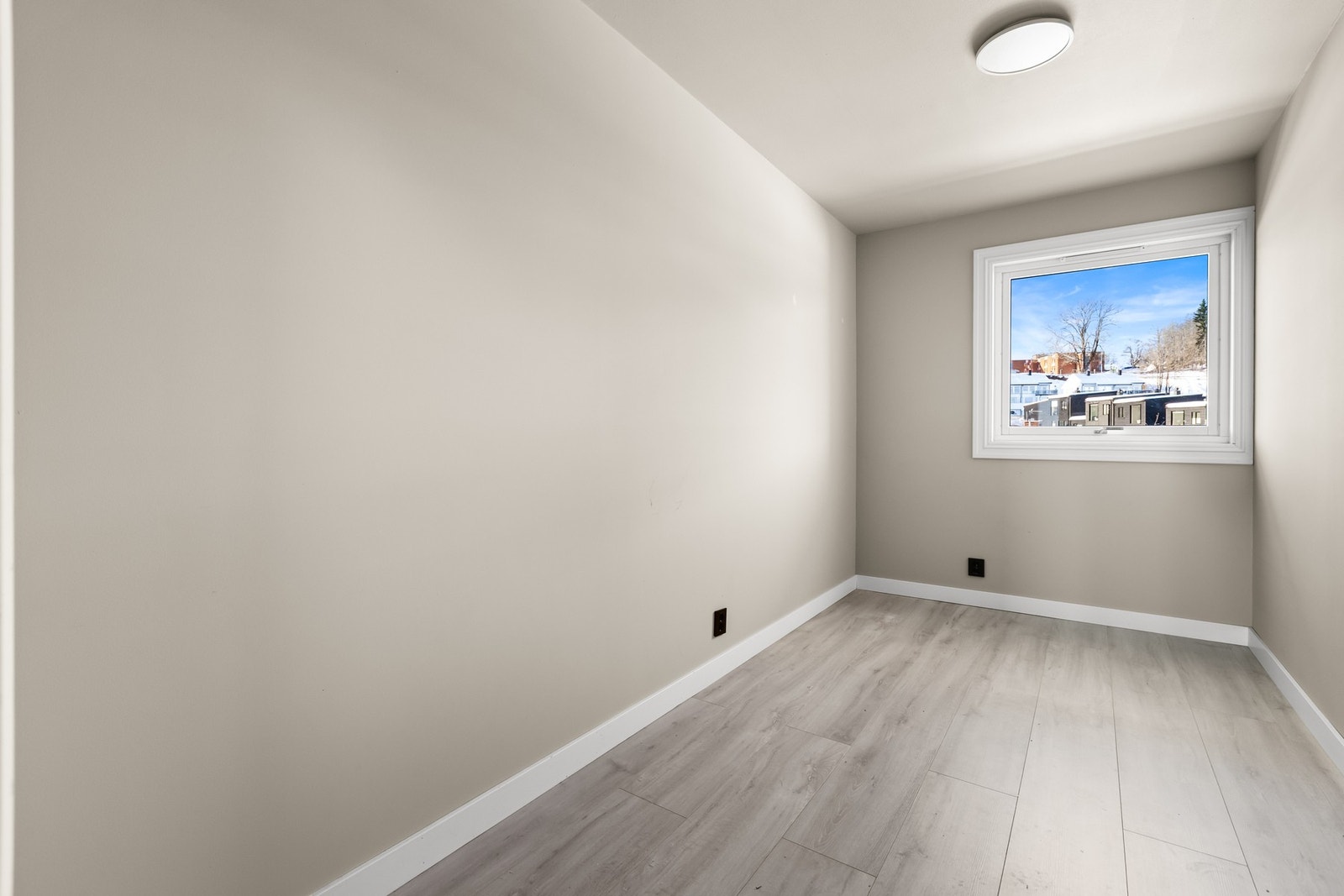 Leiligheten har totalt tre gode soverom - ideelt for familie eller behov for ekstra rom. Galleribilde