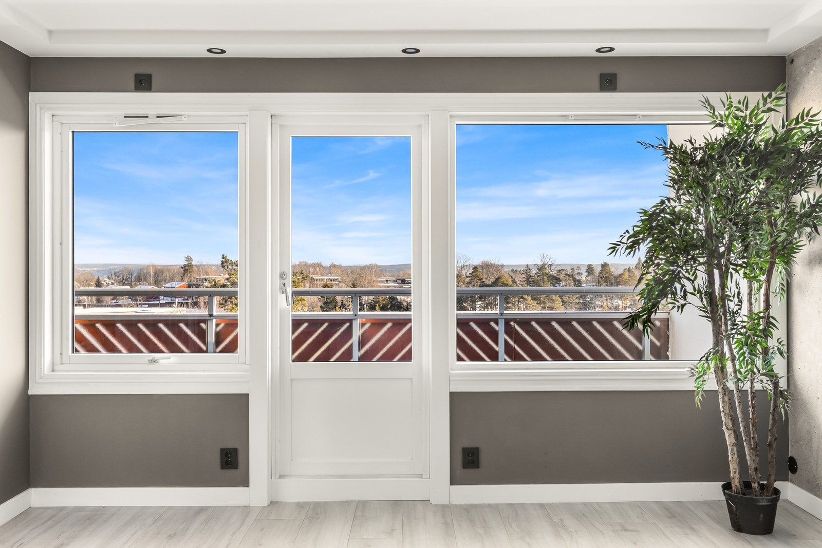 Store vindusflater med 2-lags glass fra 2007 gir godt lysinnslipp. Galleribilde