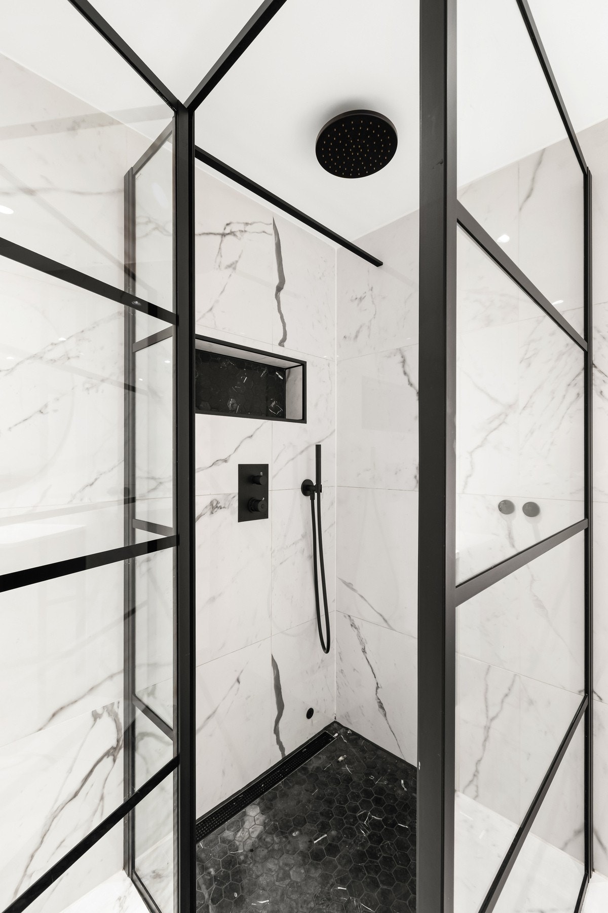 Helfliset og lettstelt bad med gode materialvalg og effektiv utnyttelse av plassen Galleribilde