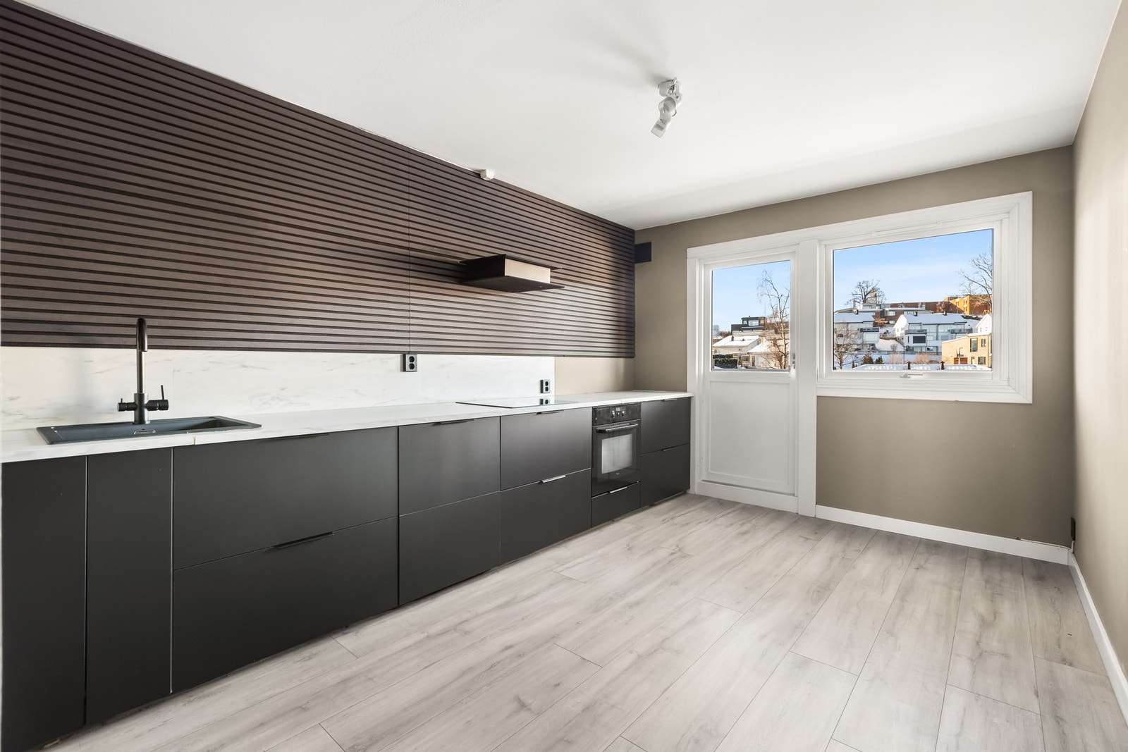 Moderne kjøkken med god skap- og benkeplass. Galleribilde