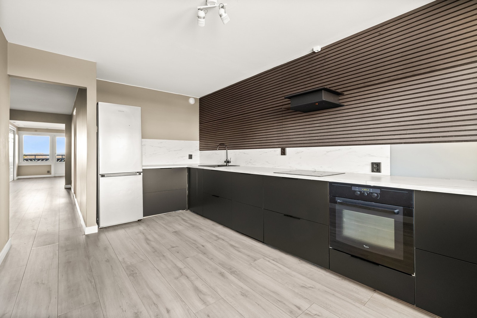 Praktisk planløsning med god arbeidsflyt og utgang til vestvendt balkong. Galleribilde