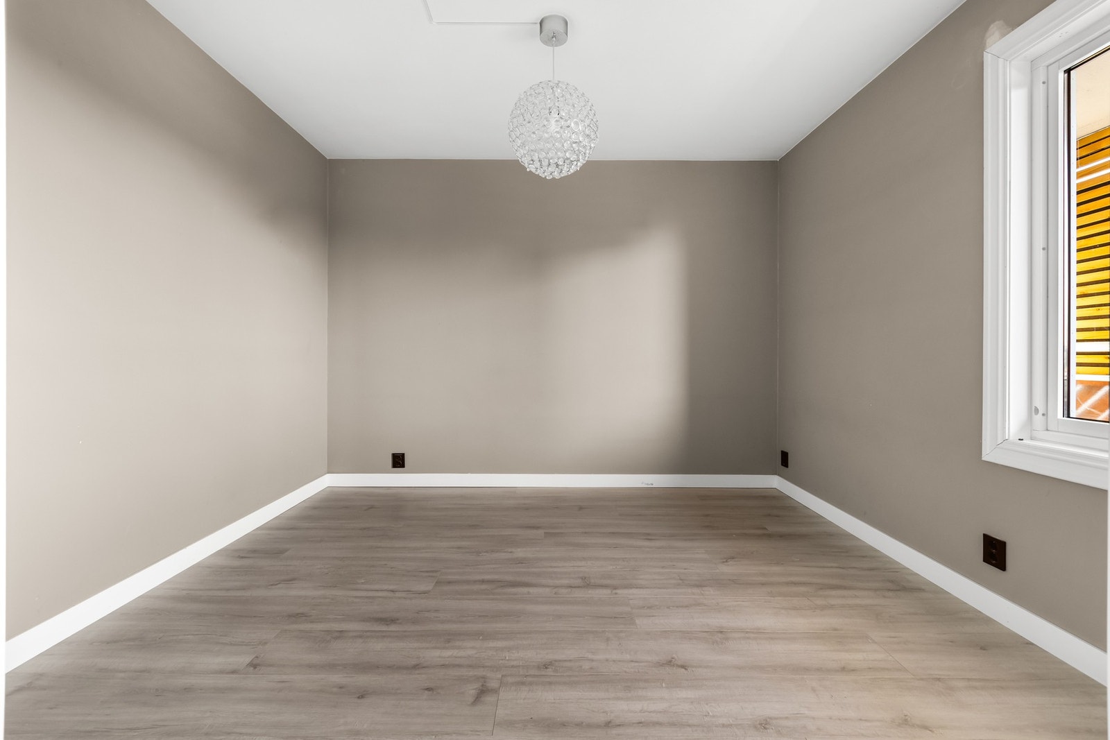 Romslig hovedsoverom med god plass til dobbeltseng og garderobeløsning. Galleribilde