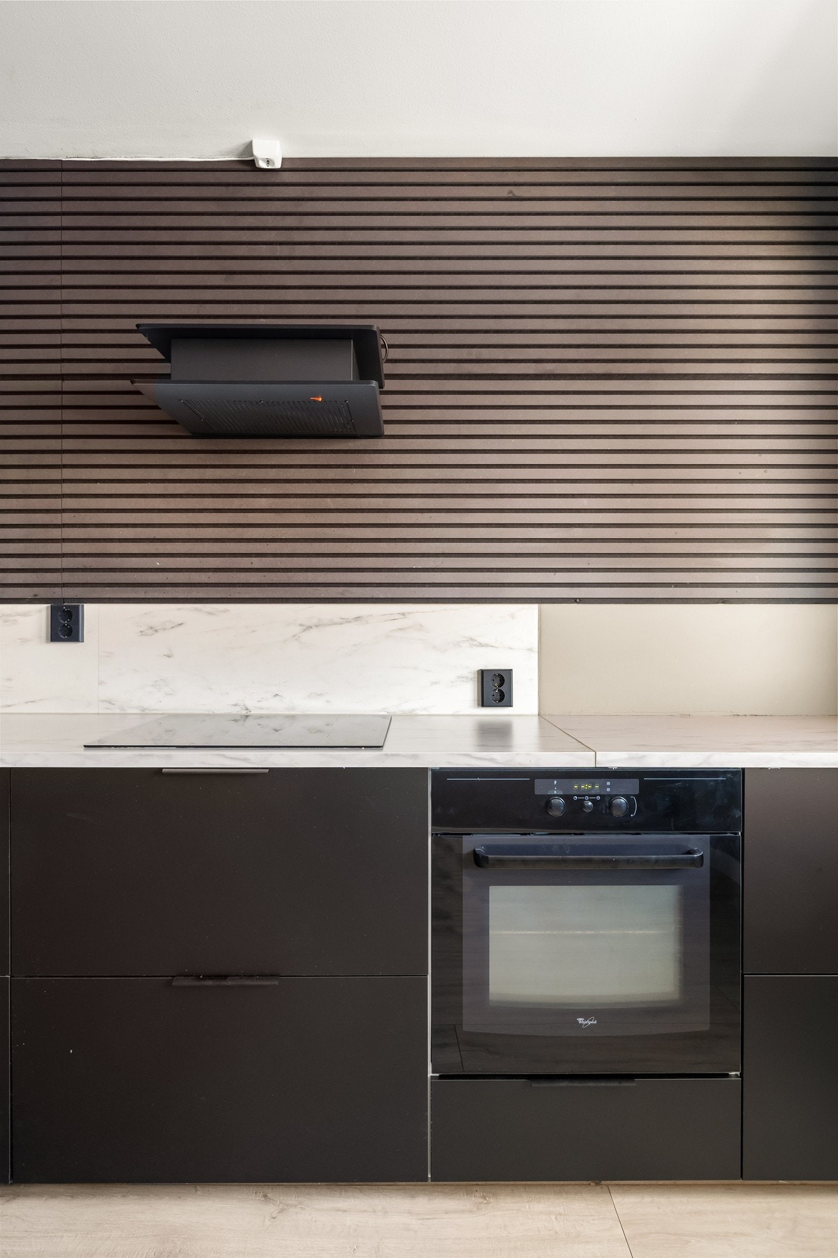 Integrerte hvitevarer og gode benkeflater gjør kjøkkenet effektivt i bruk og oversiktlig i uttrykket. Galleribilde