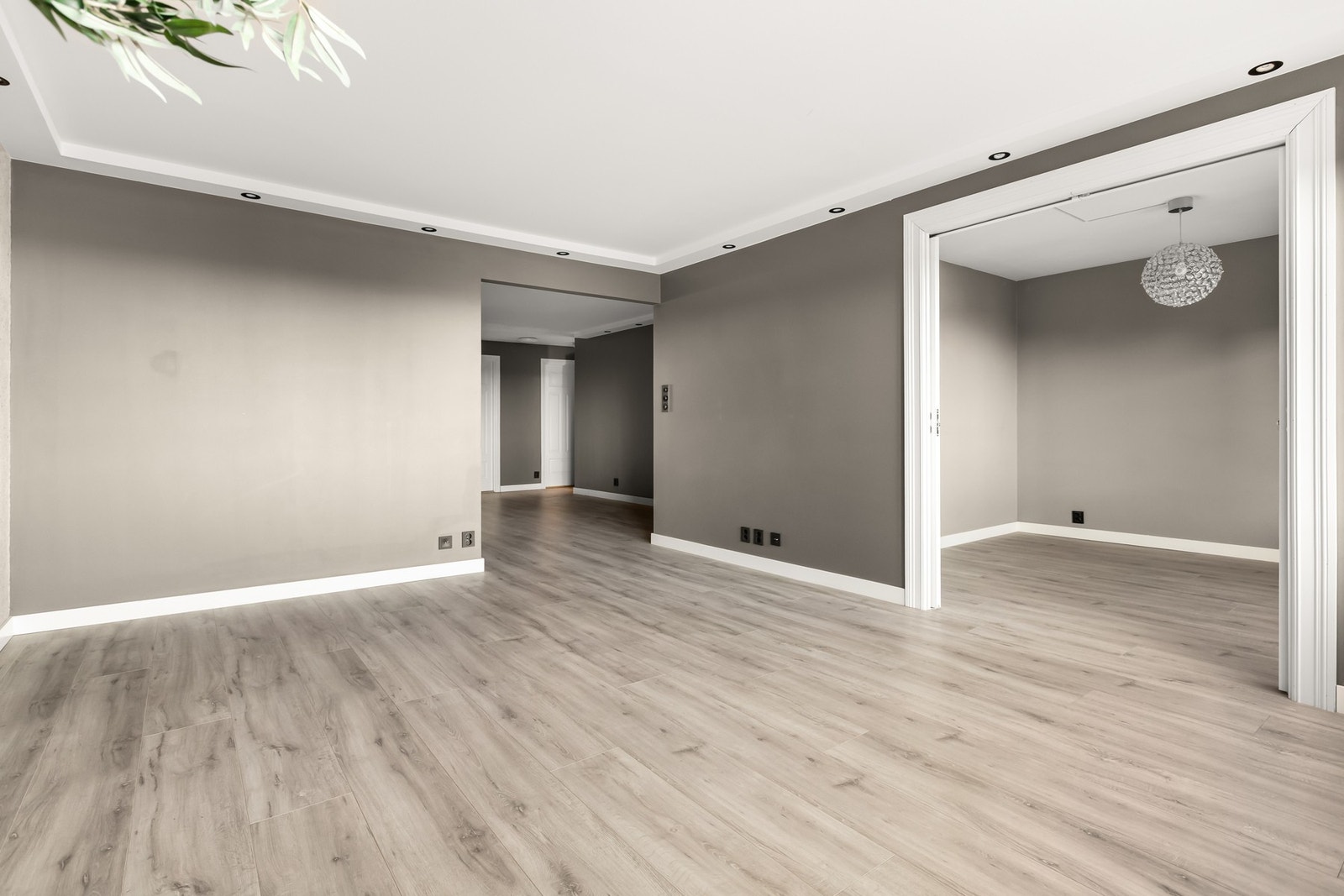 Lys og romslig stue med god plass til både sofagruppe og spiseplass - leiligheten har et internt bruksareal (BRA-i) på 93 m². Galleribilde