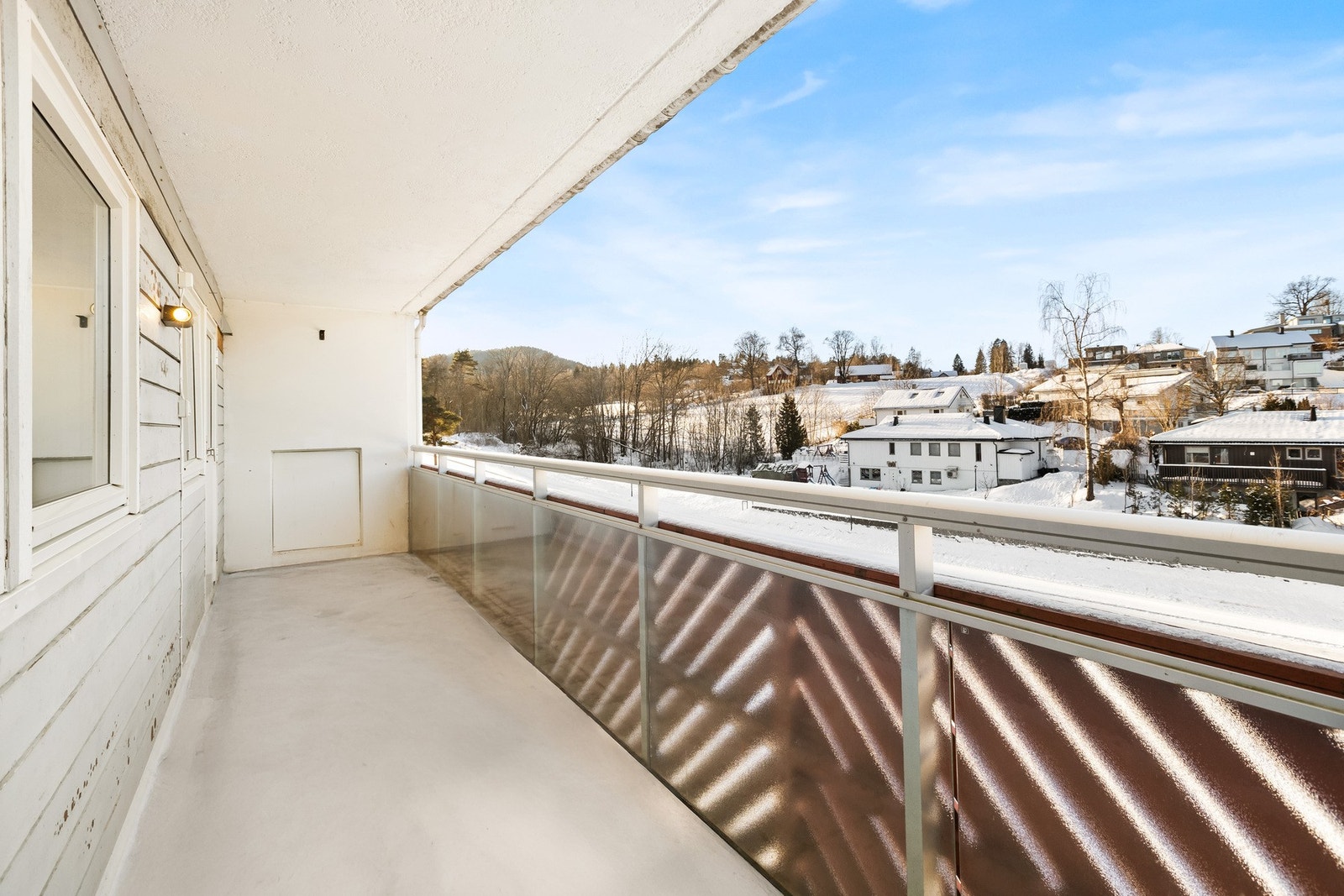 Fra kjøkkenet er det direkte utgang til vestvendt balkong - perfekt for å lufte ut eller nyte kveldssolen. Galleribilde