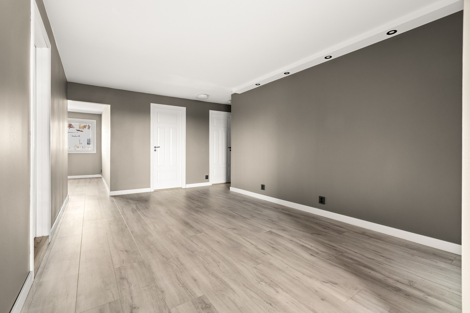 Lys og hyggelig spiseplass i tilknytning til stuen - en naturlig samlingsplass for familie og gjester. Galleribilde