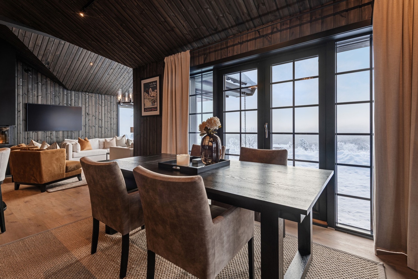 Fra spisestuen er det utgang til stor terrasse Galleribilde