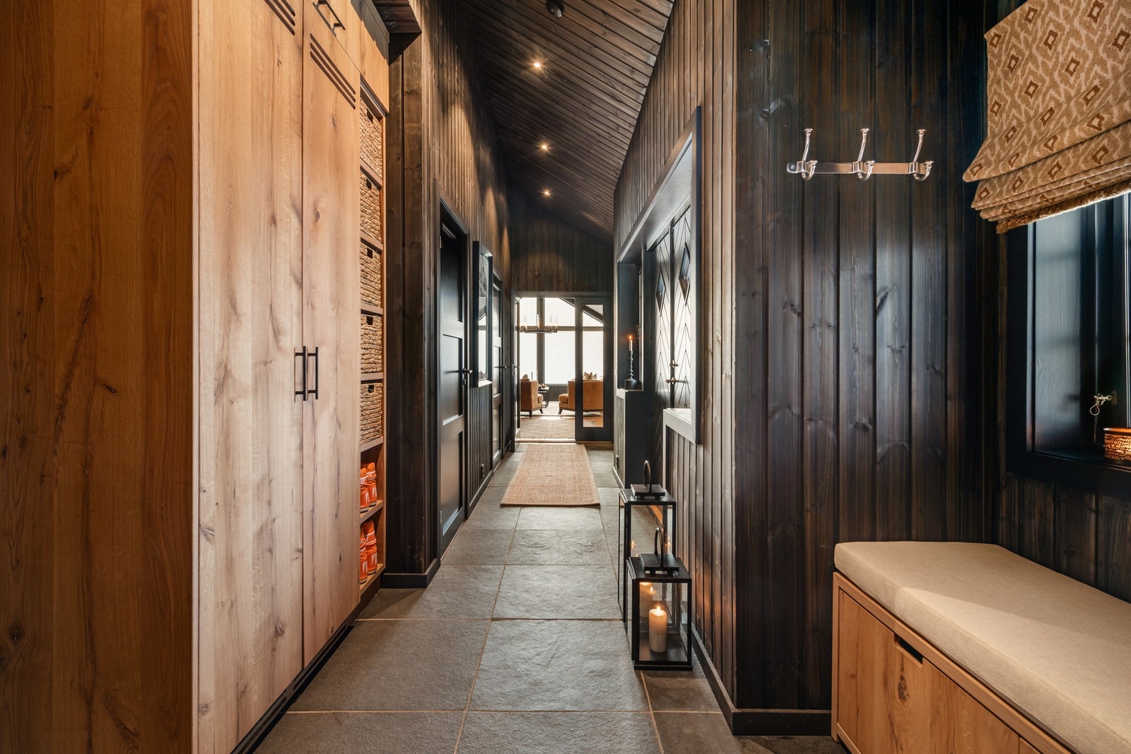 Romslig entré med god oppbevaringsplass Galleribilde