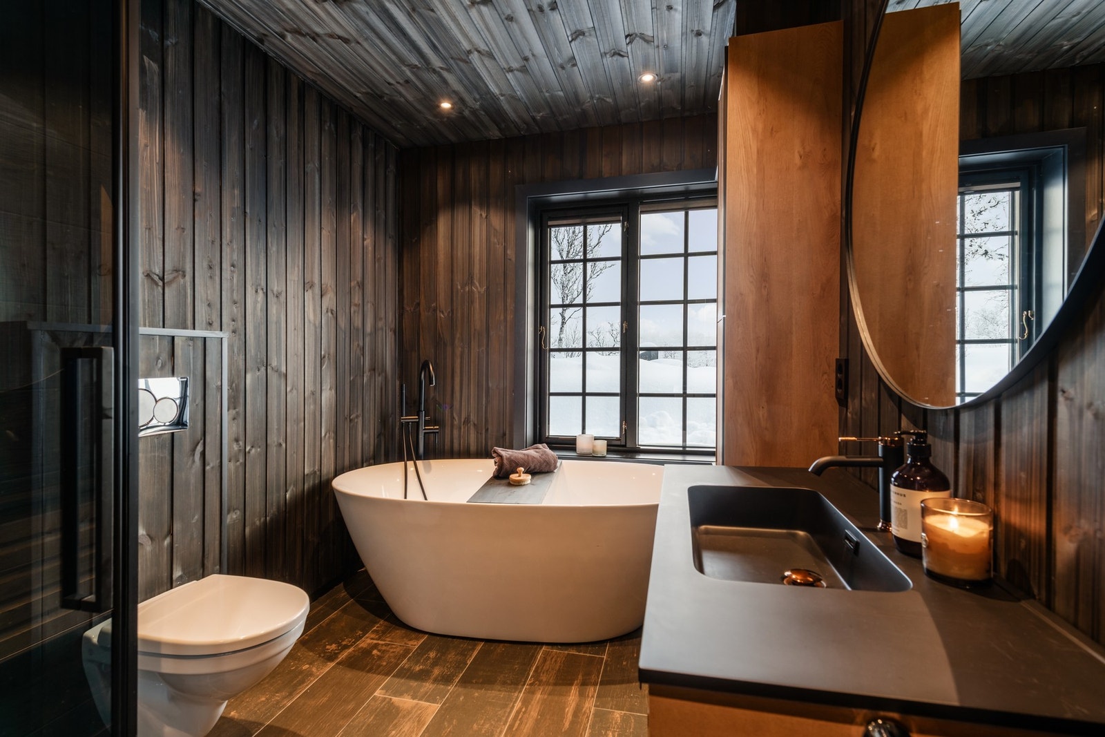 Her kan du ligge i badekaret og finne roen mens du nyter utsikten Galleribilde