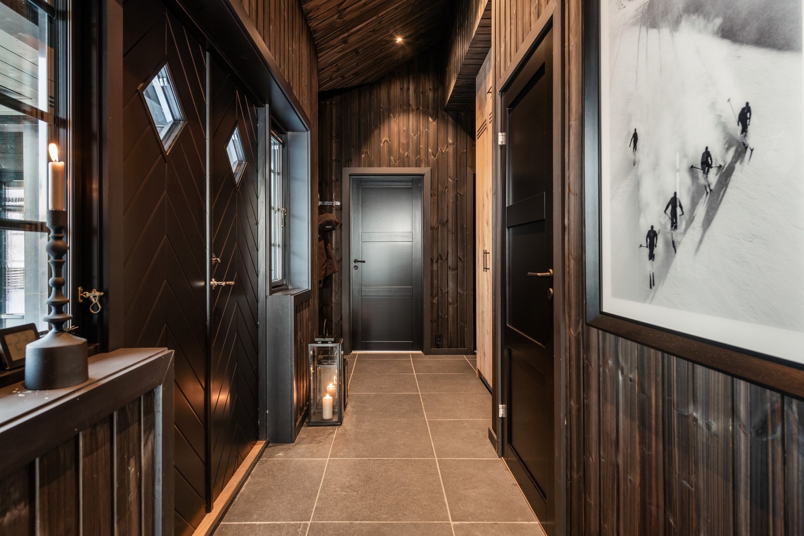 Entréen med de samme lune materialvalgene som resten av hytten Galleribilde