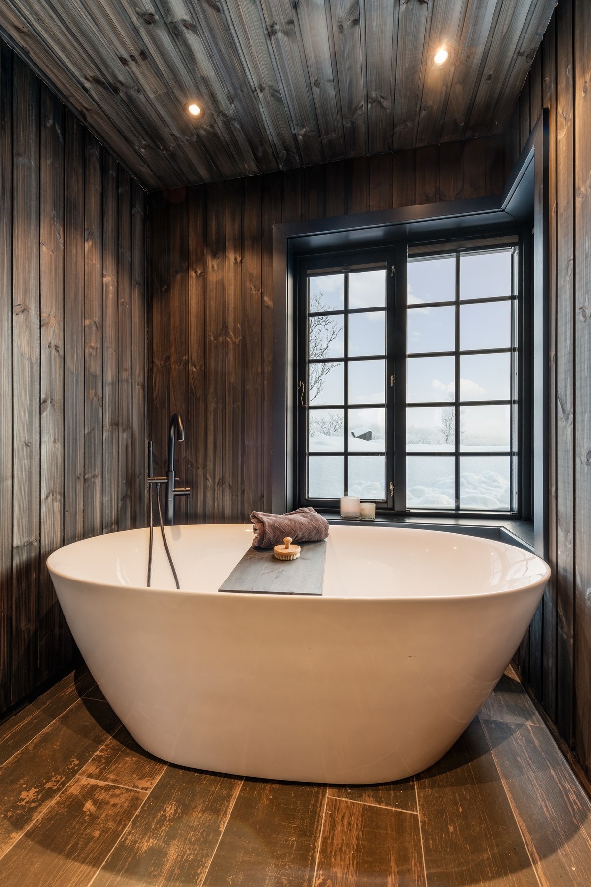 Her kan du ligge i badekaret og finne roen mens du nyter utsikten Galleribilde