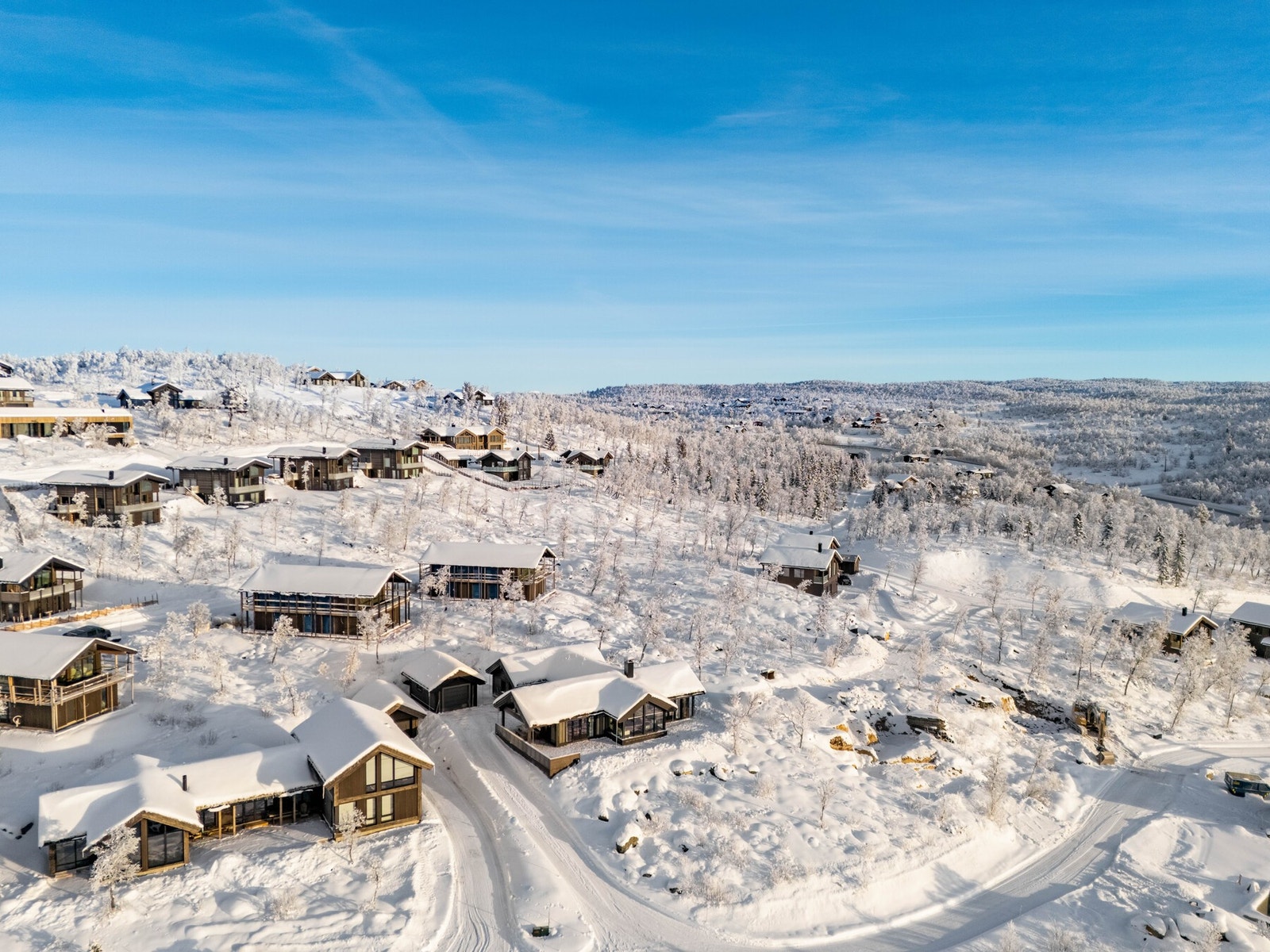 Hytten ligger i solrike og naturskjønne omgivelser Galleribilde